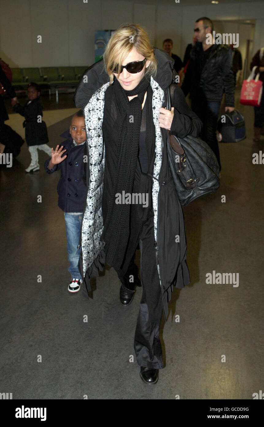 Madonna atterra all'aeroporto di Heathrow con Gesù Luz e i suoi figli David banda (a sinistra), Mercy James e Lourdes. Foto Stock
