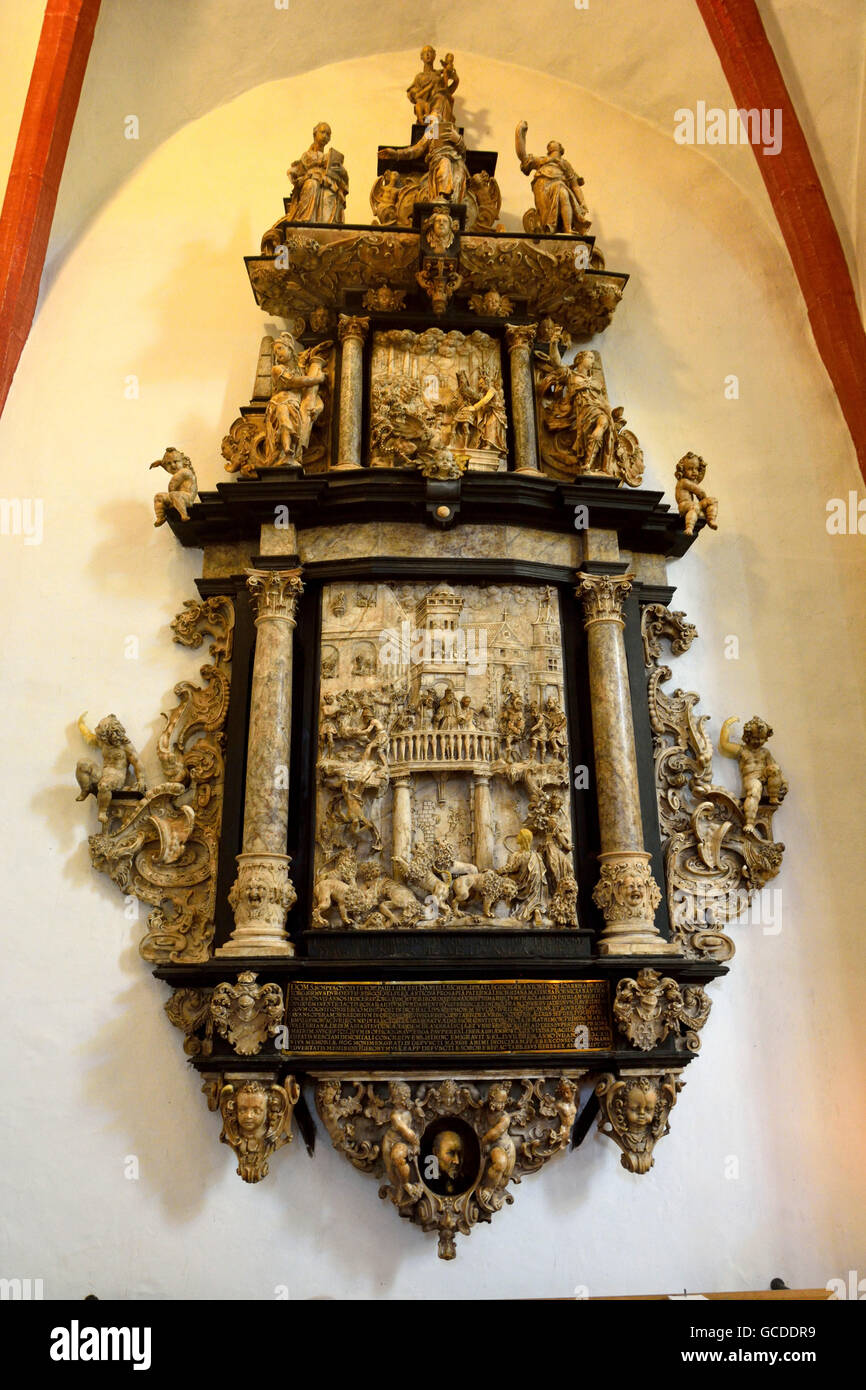 Pannello di marmo scolpito raffigurante storica e religiosa in scena con la gente e i leoni, sulla parete della Thomaskirche di Lipsia Foto Stock