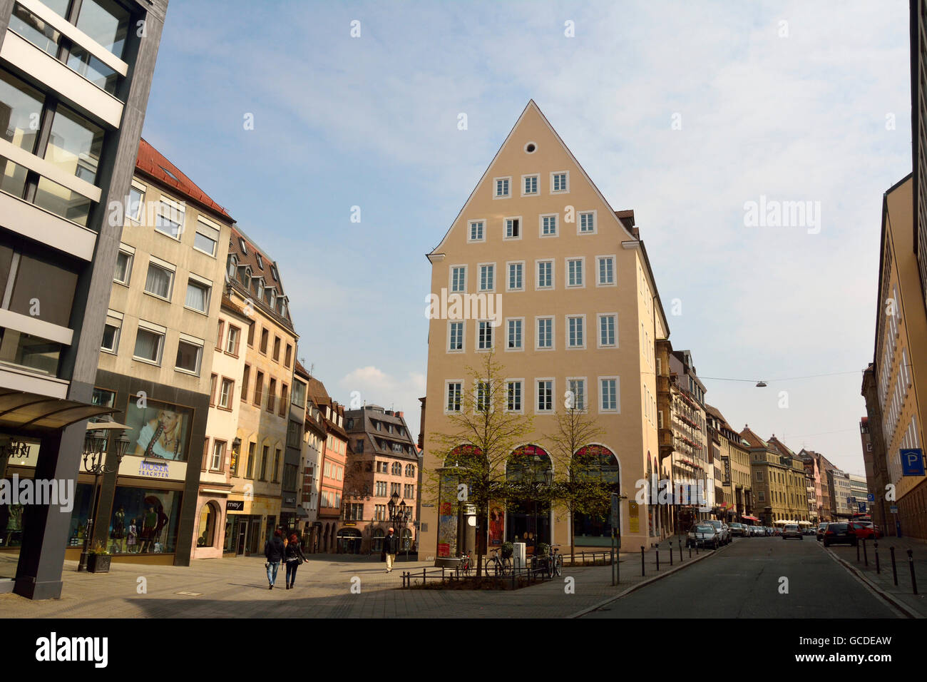Norimberga, Germania - 10 aprile 2016. Street view sulla intersezione di Josephspl , Kaiserstrasse e Adlerstrasse a Norimberga Foto Stock
