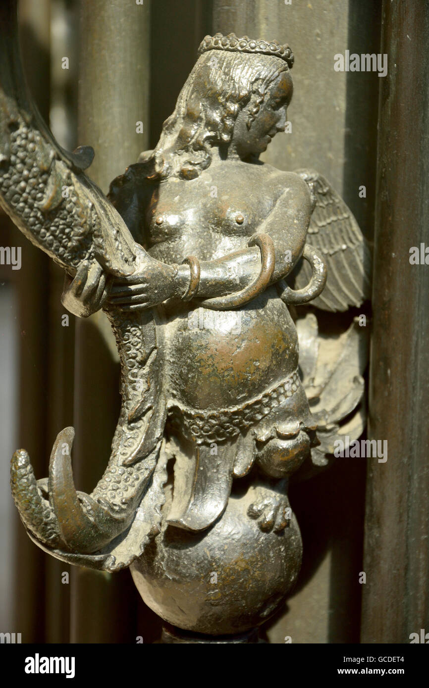 Un dettaglio del santuario di bronzo di San Sebald presso il St Sebalduskirche a Norimberga Foto Stock