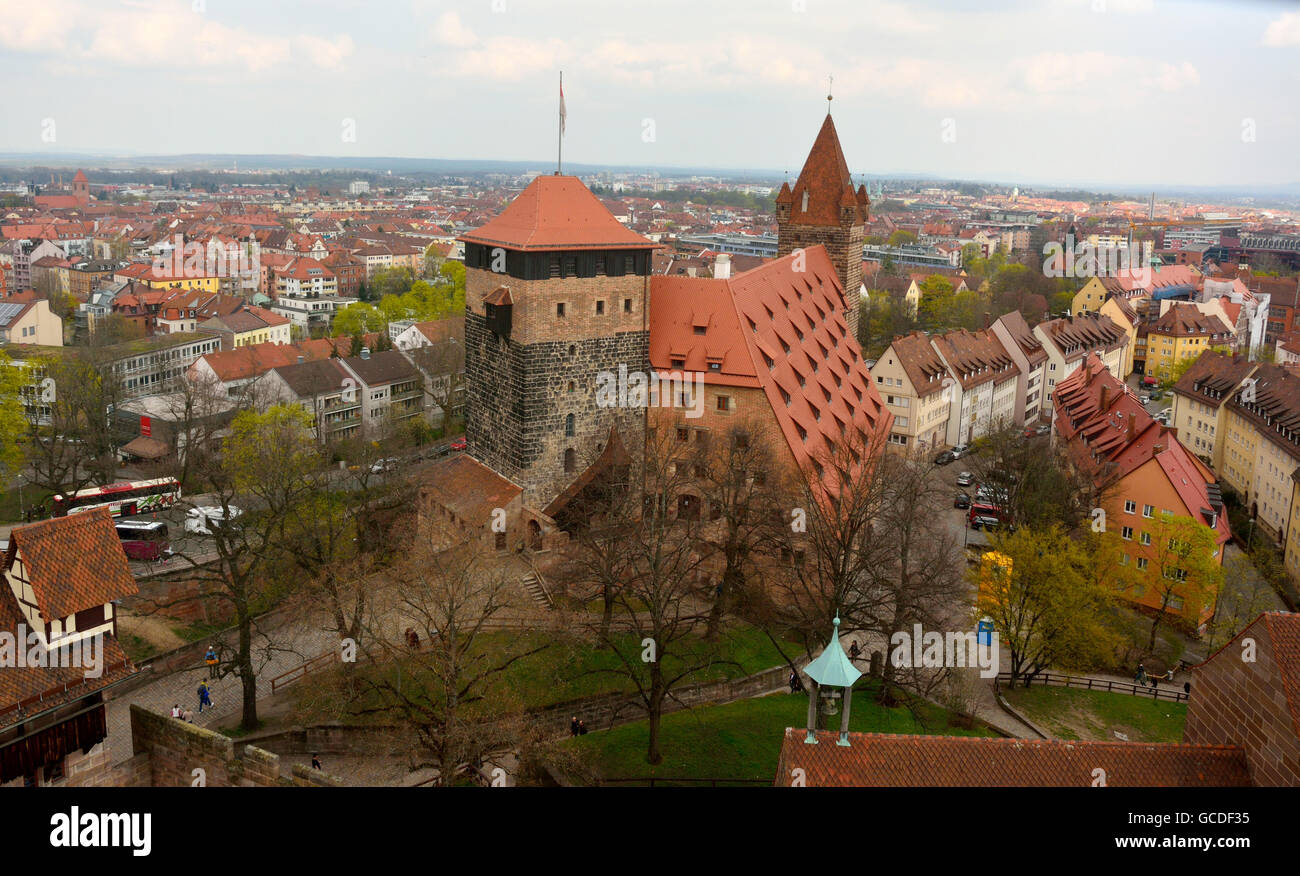 Norimberga dalla cima della torre Sinwell del castello Kaiserburg Foto Stock