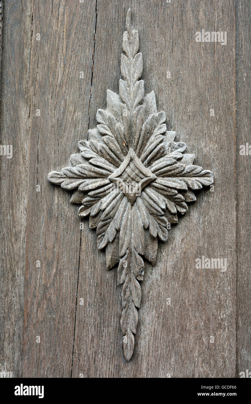 Ornati in croce su una porta di legno Foto Stock