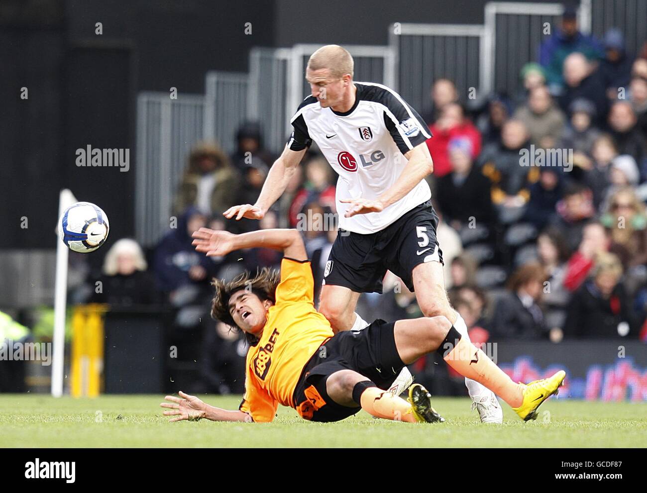 Calcio - Barclays Premier League - Fulham / Wigan Athletic - Craven Cottage. Marcelo Moreno di Wigan Athletic (a sinistra) va a terra dopo una sfida di Fulham's Brede Hangeland Foto Stock