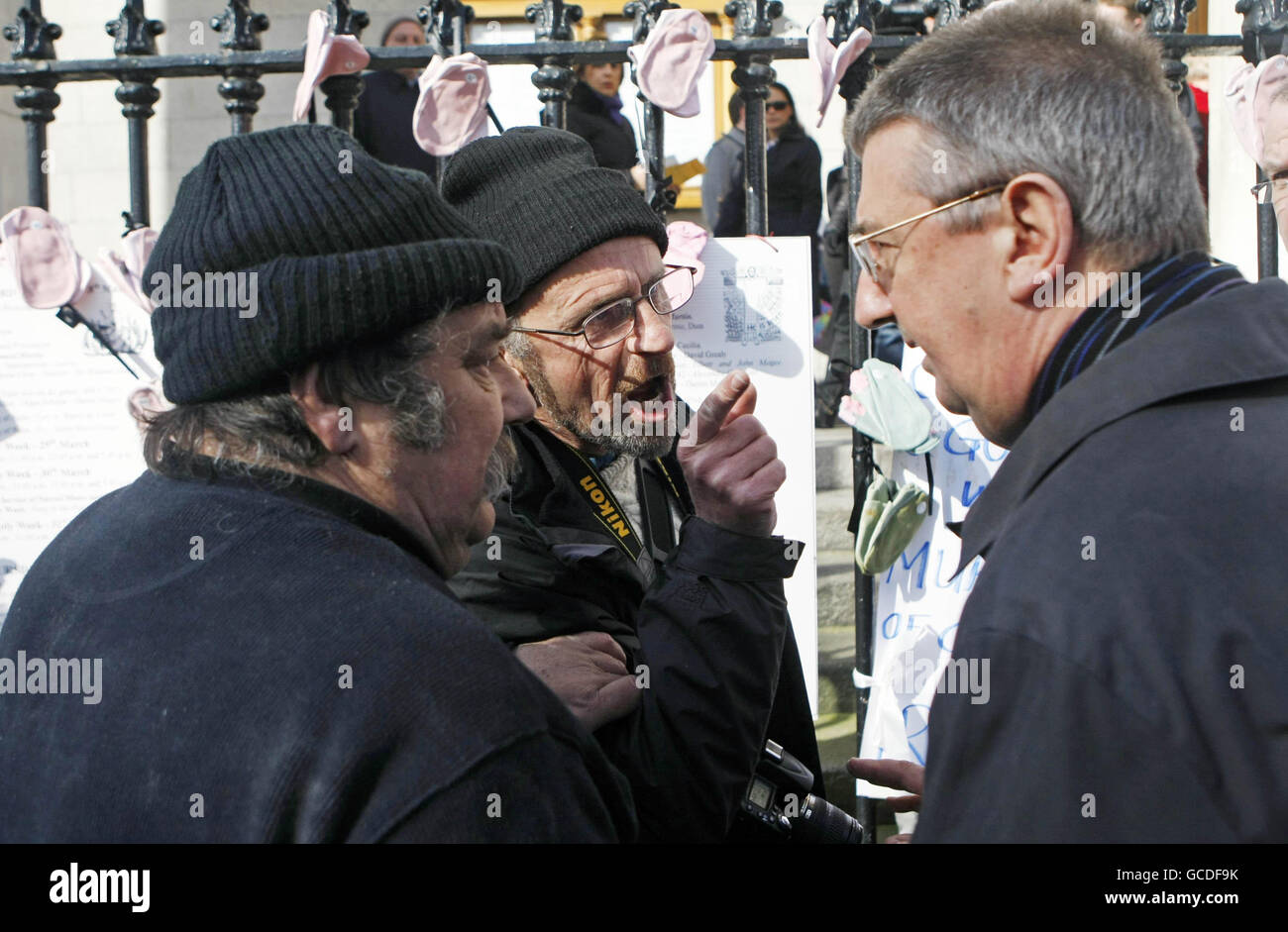 Kevin Flannigan (a sinistra) e un altro uomo (nome non dato) entrambi i sopravvissuti agli abusi chierici si confrontano con l'Arcivescovo Diarmuid Martin (a destra) sulla sua strada verso la Messa domenicale pasquale alla Pro-Cattedrale di St Mary, Dublino. La pressione sulla Chiesa cattolica è in aumento da un rapporto bombardiere di novembre che i decenni dettagliati di abusi sui bambini in Irlanda e che hanno trovato sacerdoti pedofili sono stati protetti da pari e funzionari. Foto Stock