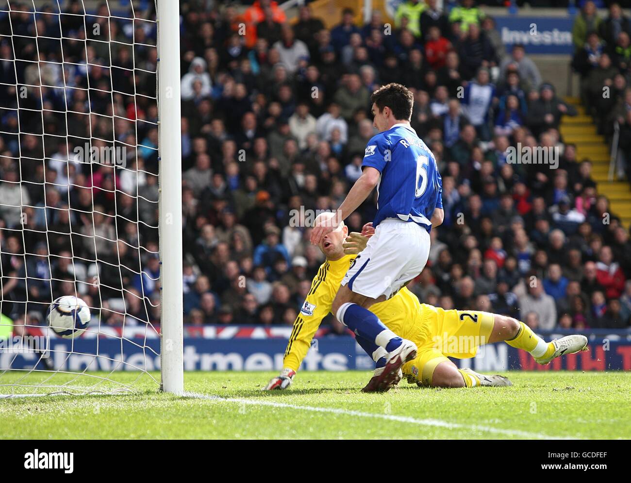 Liam Ridgewell (a destra) di Birmingham segna il traguardo equalizzante passato Portiere di Liverpool Jose Reina (centro) Foto Stock