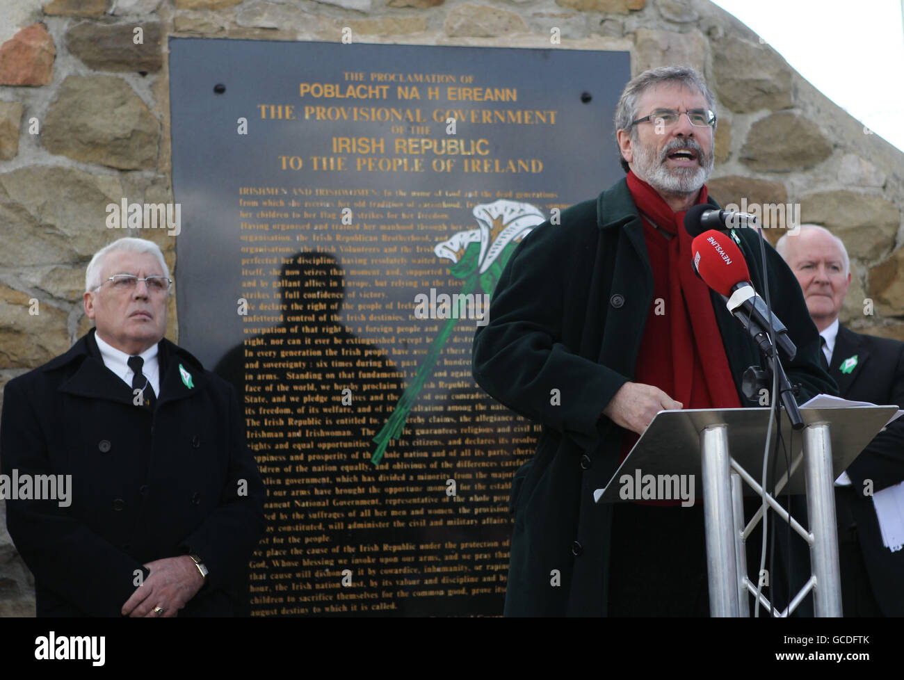 Il presidente del Sinn Fein Gerry Adams si rivolge ad un rally che commemora il Rising di Pasqua al complotto repubblicano nel cimitero di Milltown. Foto Stock