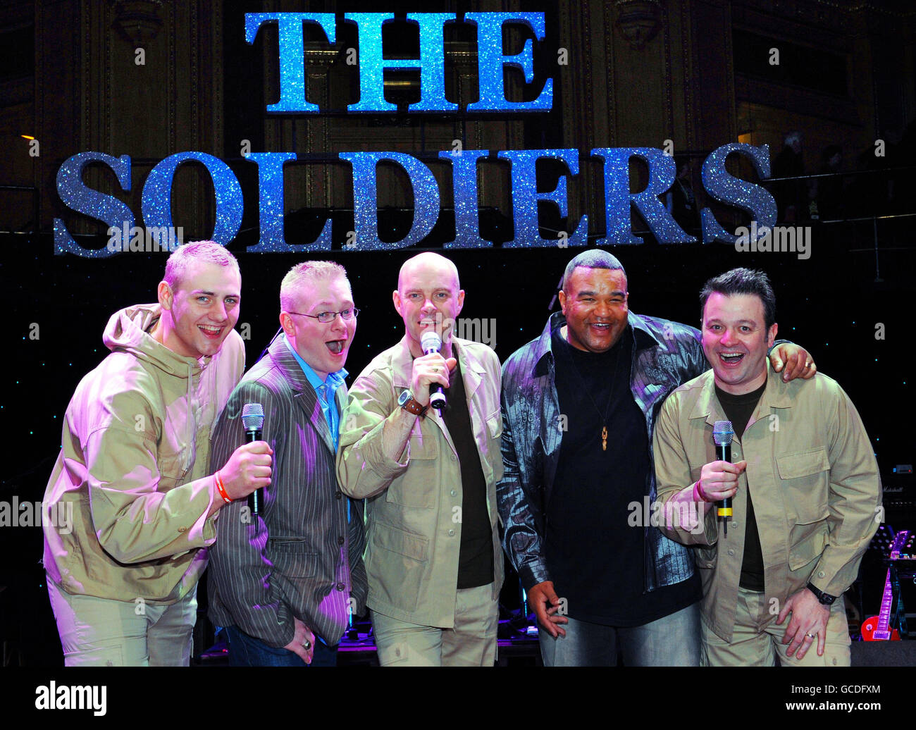 (Sinistra - destra) il caporale di Lance Ryan Idzi , il sergente Richard Scarlett, il sergente maggiore Gary Chilton, il sergente Tyrone Bastight e il sergente Richie Maddocks hanno fatto una prova alla Royal Albert Hall durante il loro prossimo tour della casa. I soldati hanno raggiunto il numero quattro nella classifica degli album del Regno Unito con il loro debutto Coming Home, nell'ottobre dello scorso anno, vendendo 600,000 copie e sono Uniti dai due soldati americani. Scarlett di Atlanta e Bastight della Georgia, entrambi sergente dell'esercito degli Stati Uniti, hanno chiesto di cantare accanto ai soldati in un 'personale show di solidarietà' per i compagni di soldati di tutto il mondo. Foto Stock