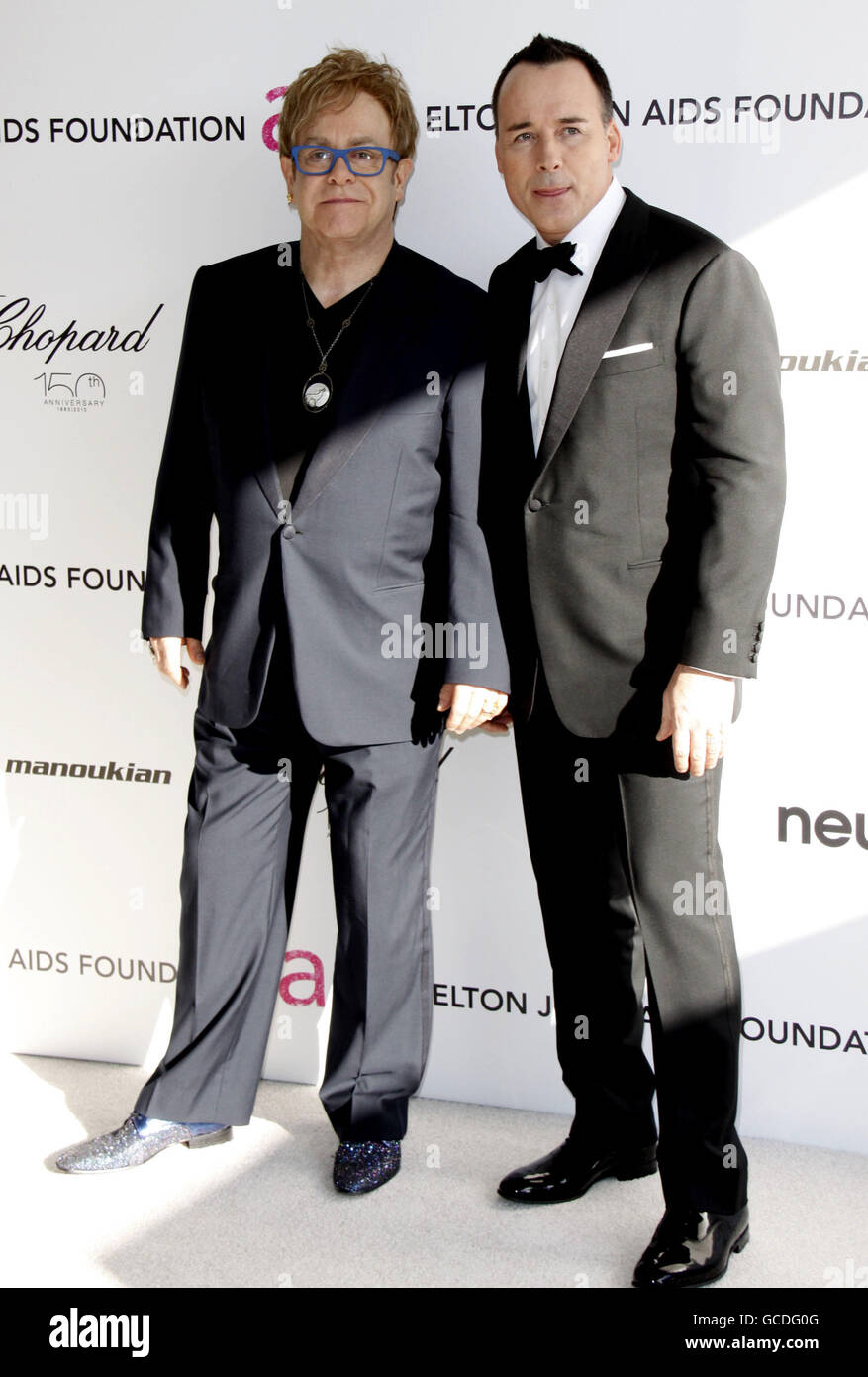 Sir Elton John e David prevedono di arrivare al 18° Elton John AIDS Foundation Party per celebrare l'82° Academy Awards al Pacific Design Center di Los Angeles. Foto Stock