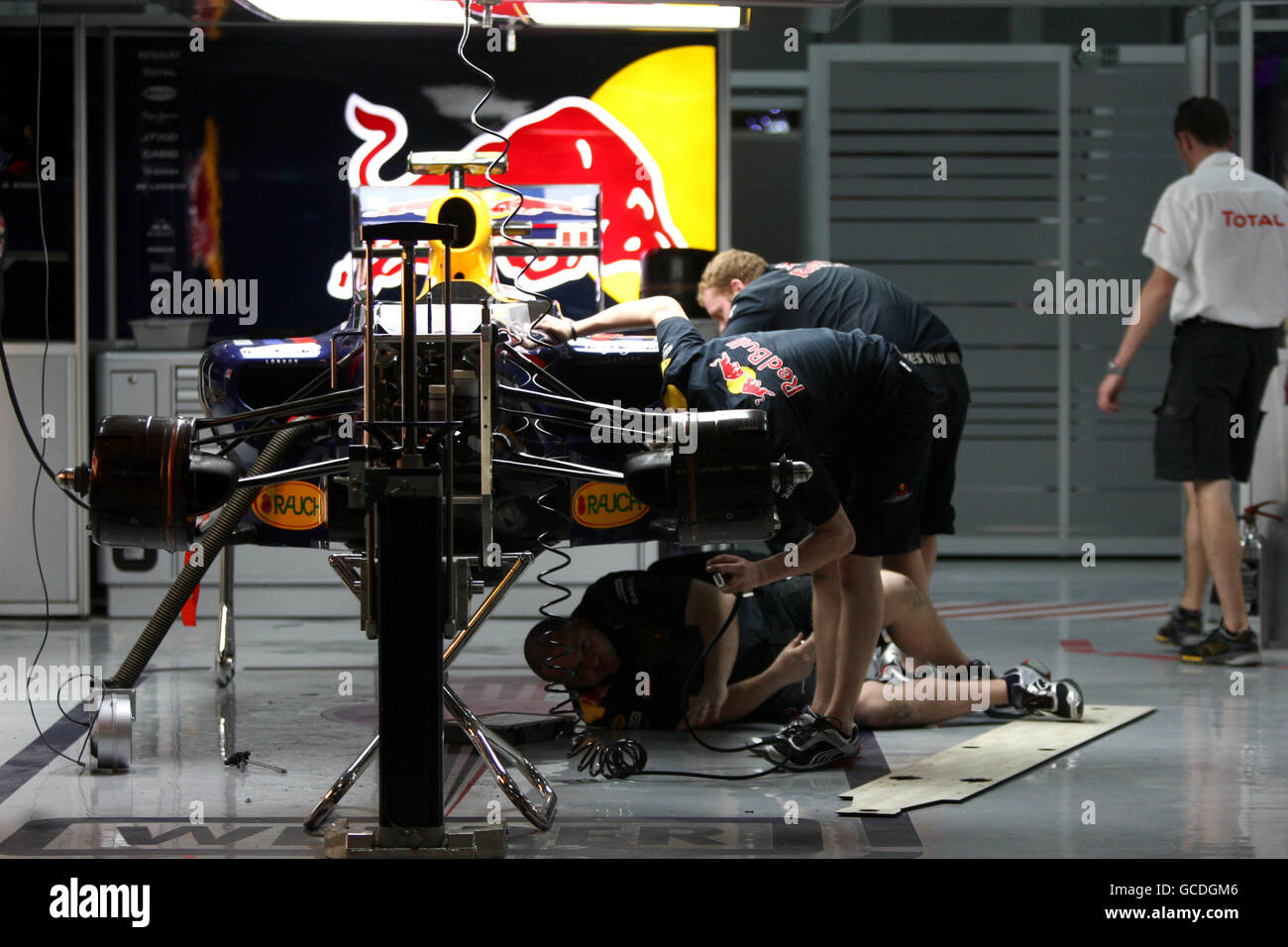 Motor Racing - Campionato del mondo di Formula uno - Gran Premio del Bahrain - Paddock Day - circuito Internazionale del Bahrain. I meccanici Red Bull lavorano sulla loro vettura da corsa durante il Paddock Day al circuito Internazionale del Bahrain a Sakhir, Bahrain. Foto Stock