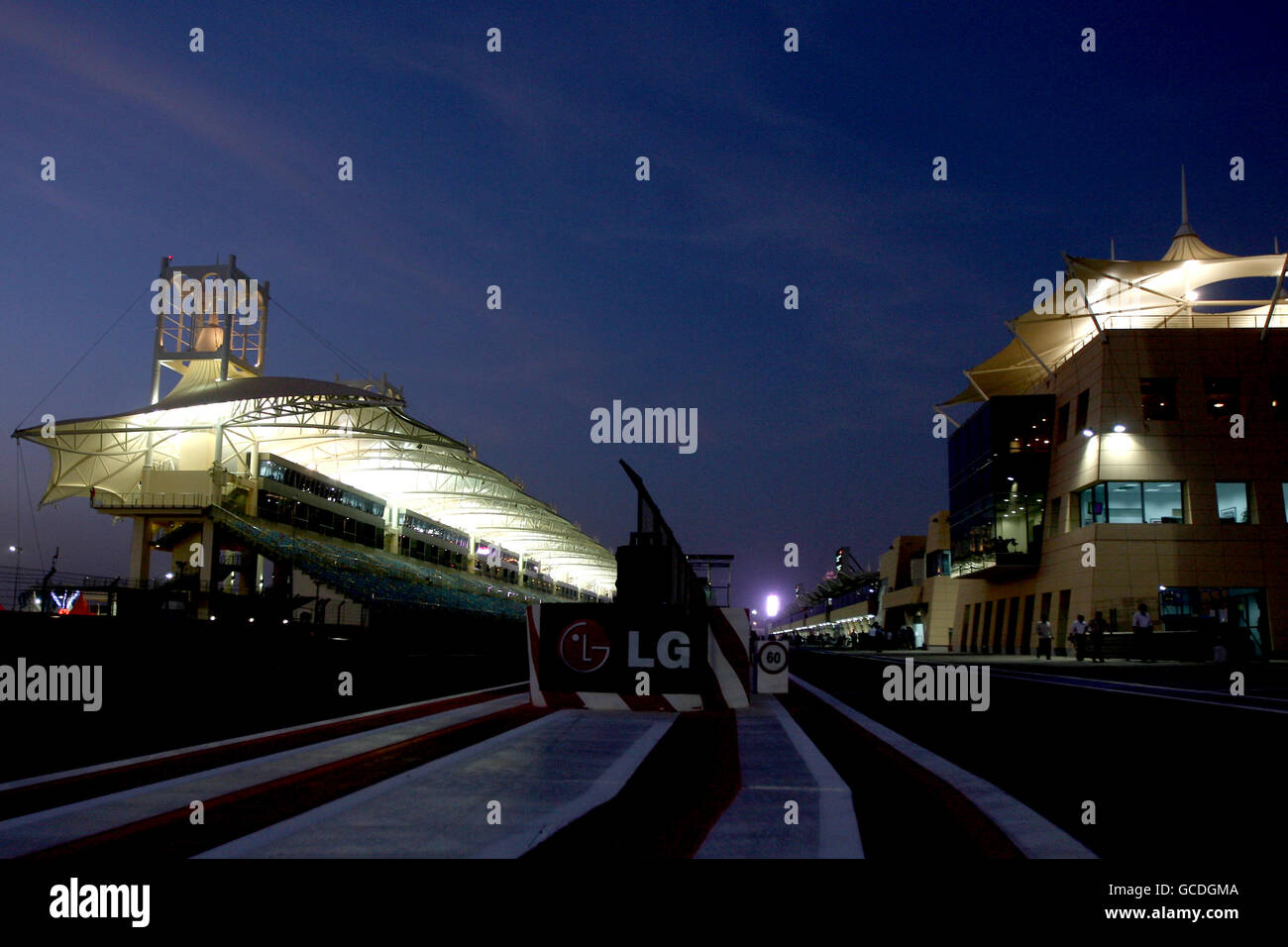 Una vista generale del diritto di partenza e l'ingresso ai box di notte durante il Paddock Day al circuito Internazionale del Bahrain a Sakhir, Bahrain. Foto Stock