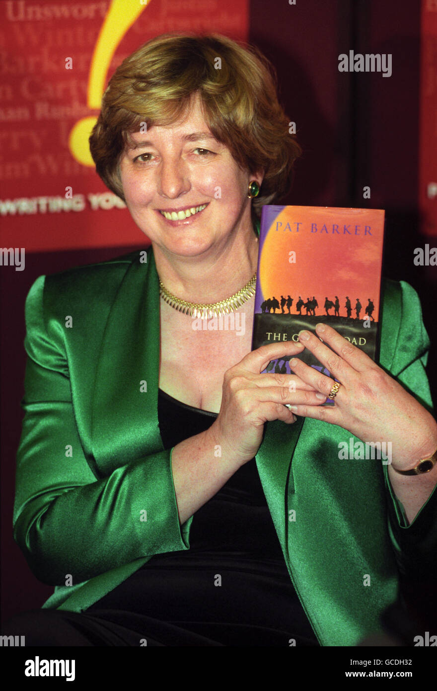 L'AUTRICE PAT BARKER TIENE IL SUO PREMIATO ROMANZO - THE GHOST ROAD PRESSO LA GUILDHALL DI LONDRA DOPO CHE LA MADRE DI 52 ANNI DI DURHAM HA VINTO IL PREMIO BOOKER PRIMA DEL PREFERITO DEI BOOKMAKER SALMAN RUSHDIE. Foto Stock