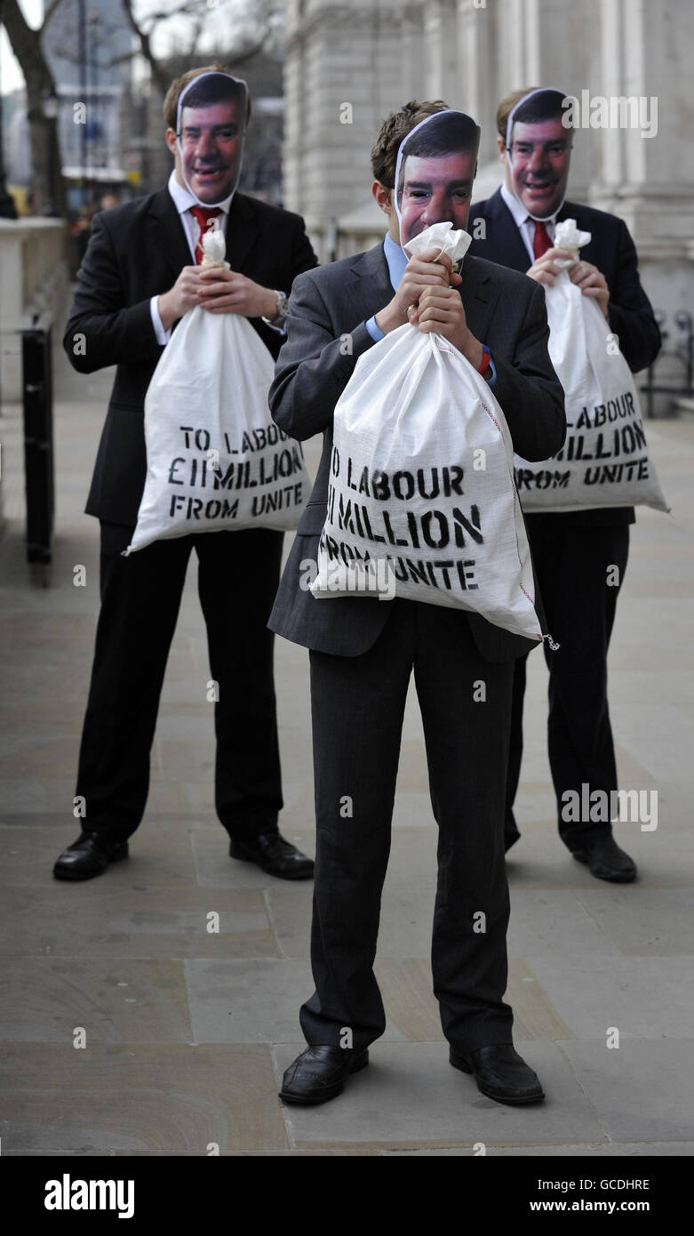 Le persone vestite come direttore politico Unite Charlie Whelan, camminano verso Downing Street a Londra, durante uno stunt organizzato dal Partito conservatore. Foto Stock