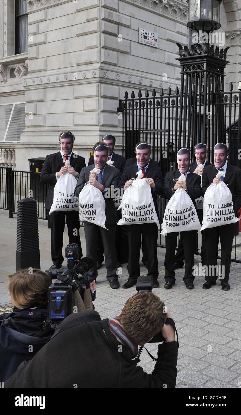 La gente si vestì come direttore politico Unite Charlie Whelan, fuori Downing Street a Londra, durante una stunt organizzata dal Partito conservatore. Foto Stock