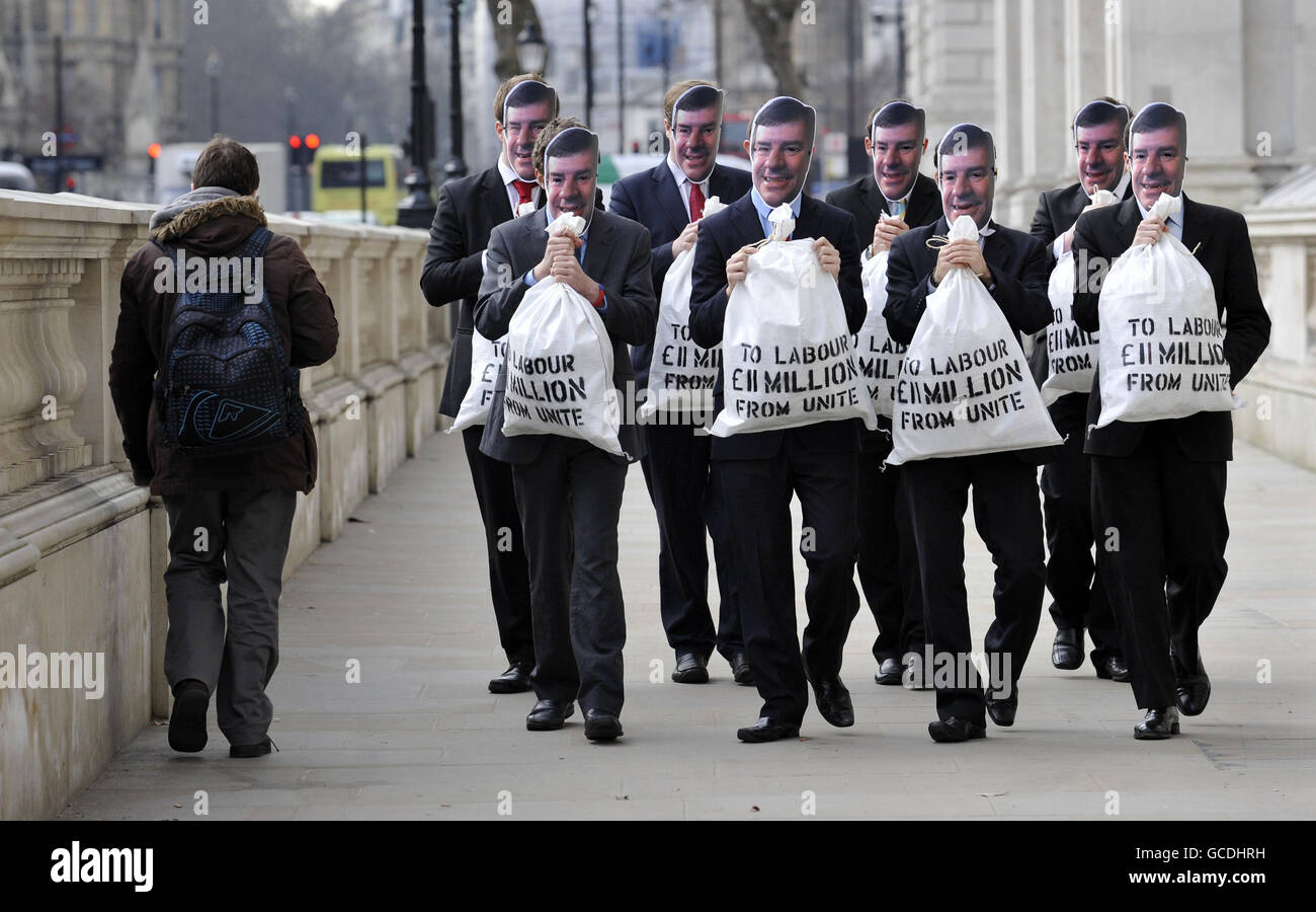 Le persone vestite come direttore politico Unite Charlie Whelan, camminano verso Downing Street a Londra, durante uno stunt organizzato dal Partito conservatore. Foto Stock