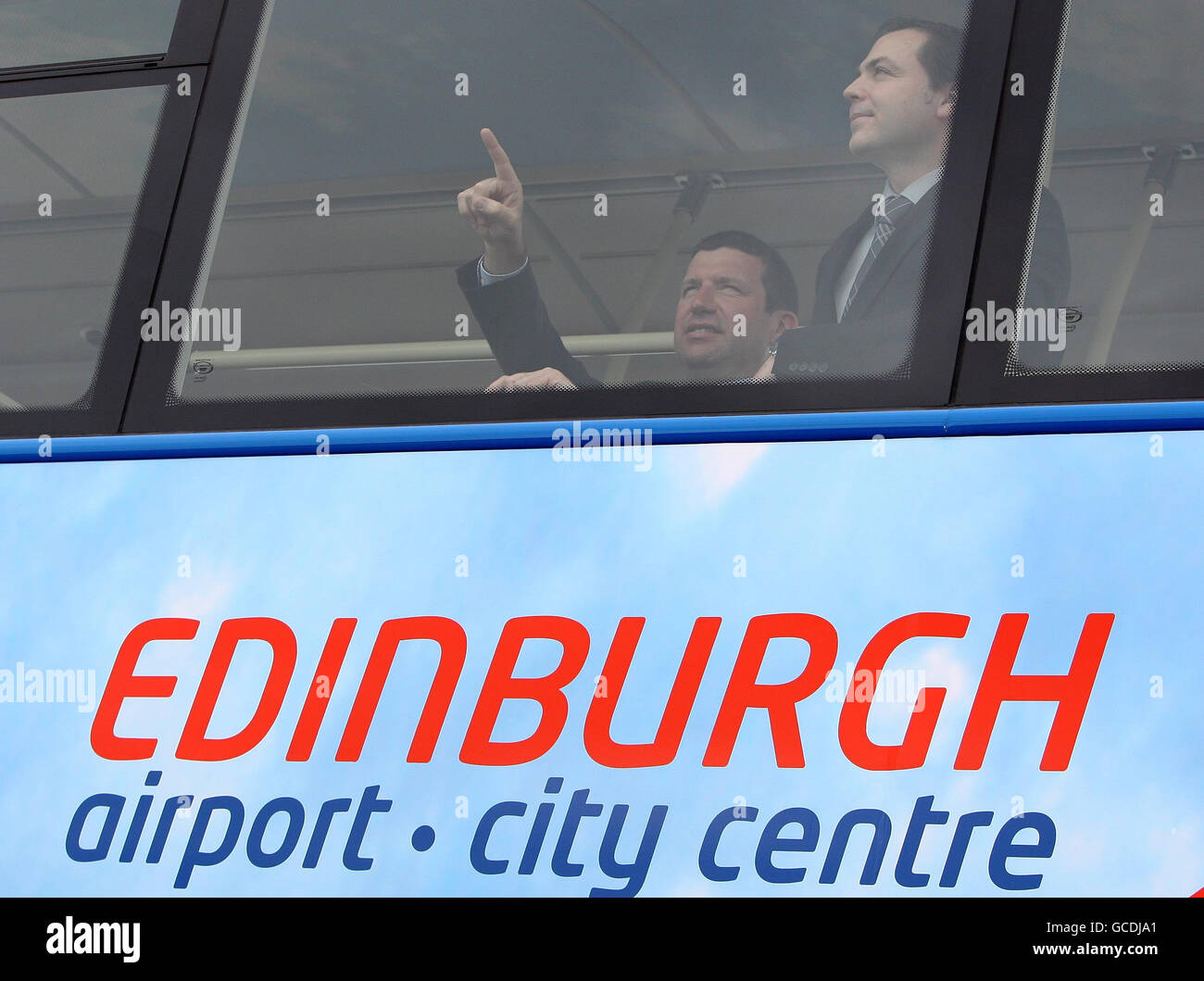 Amministratore delegato dell'aeroporto di Edimburgo Gordon Dewar (a sinistra) e amministratore delegato degli autobus Lothian Ian Craig (a destra) al lancio della nuova flotta di 14 nuovi autobus Airlink del valore di 3 milioni di sterline, gli autobus trasporteranno passeggeri dall'aeroporto di Edimburgo al centro della città, Quando entrano in funzione il 28 marzo. Foto Stock