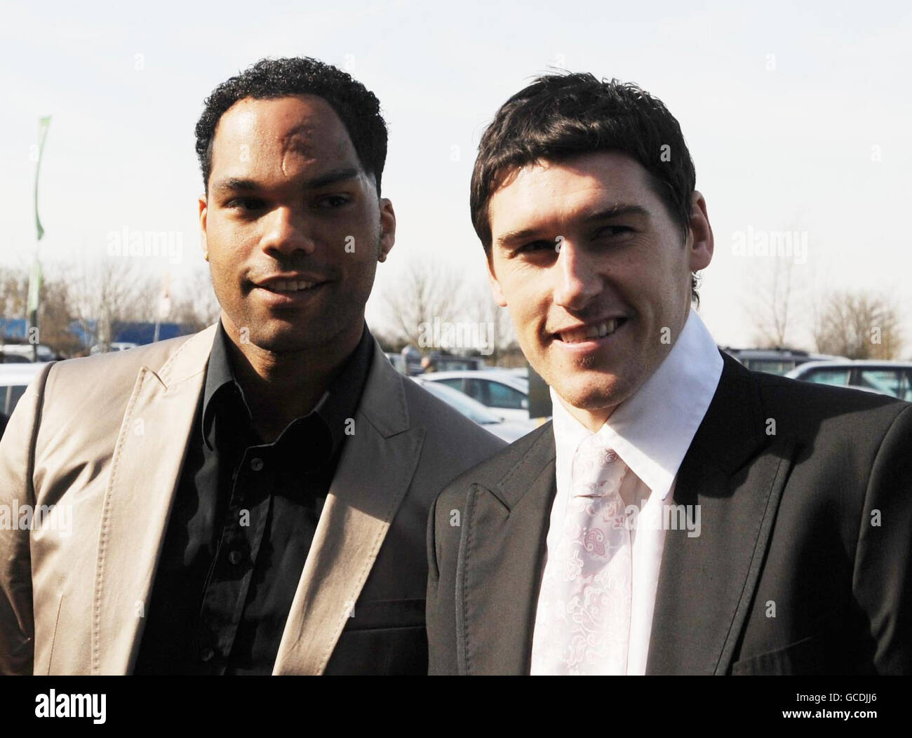 I calciatori Joleon Lescott (a sinistra) e Gareth Barry arrivano all'ippodromo di Cheltenham per il primo giorno del Cheltenham Festival 2010 all'ippodromo di Cheltenham. Foto Stock