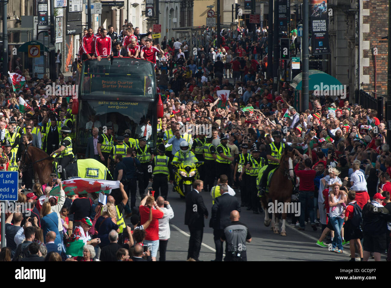 Il Welsh football team sono accolti a casa con una celebrazione pubblica evento in Cardiff dopo aver raggiunto le semifinali di Euro 2016 Foto Stock