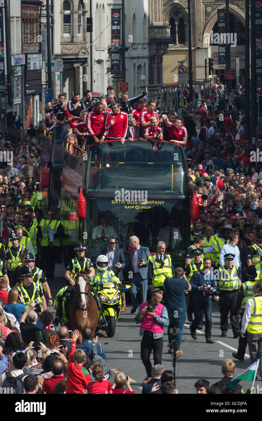 Il Welsh football team sono accolti a casa con una celebrazione pubblica evento in Cardiff dopo aver raggiunto le semifinali di Euro 2016 Foto Stock