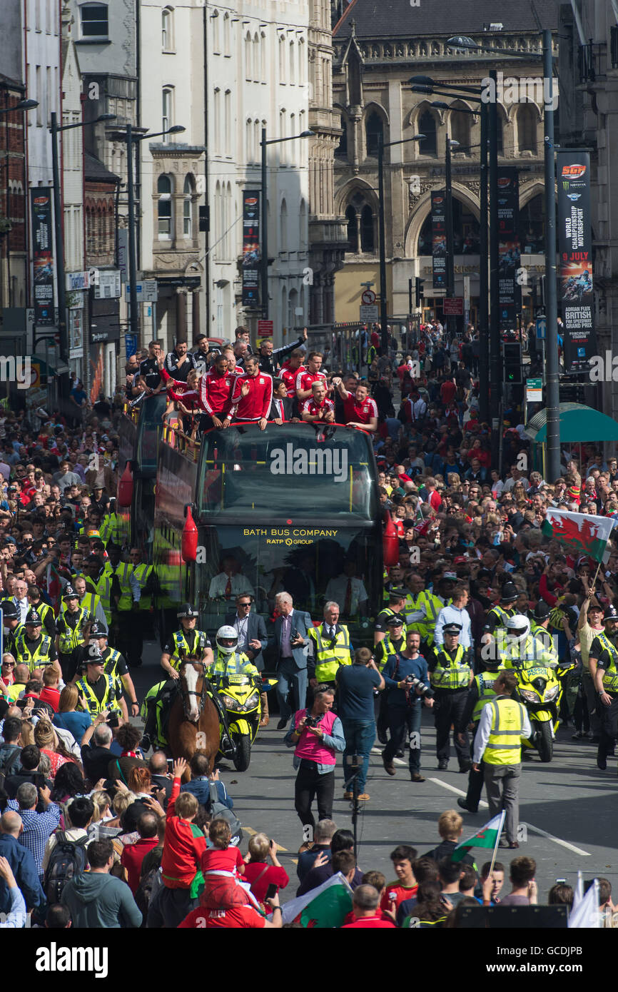 Il Welsh football team sono accolti a casa con una celebrazione pubblica evento in Cardiff dopo aver raggiunto le semifinali di Euro 2016 Foto Stock Il Welsh football team sono accolti a casa con una celebrazione pubblica evento in Cardiff dopo aver raggiunto le semifinali di Euro 2016 Foto Stock