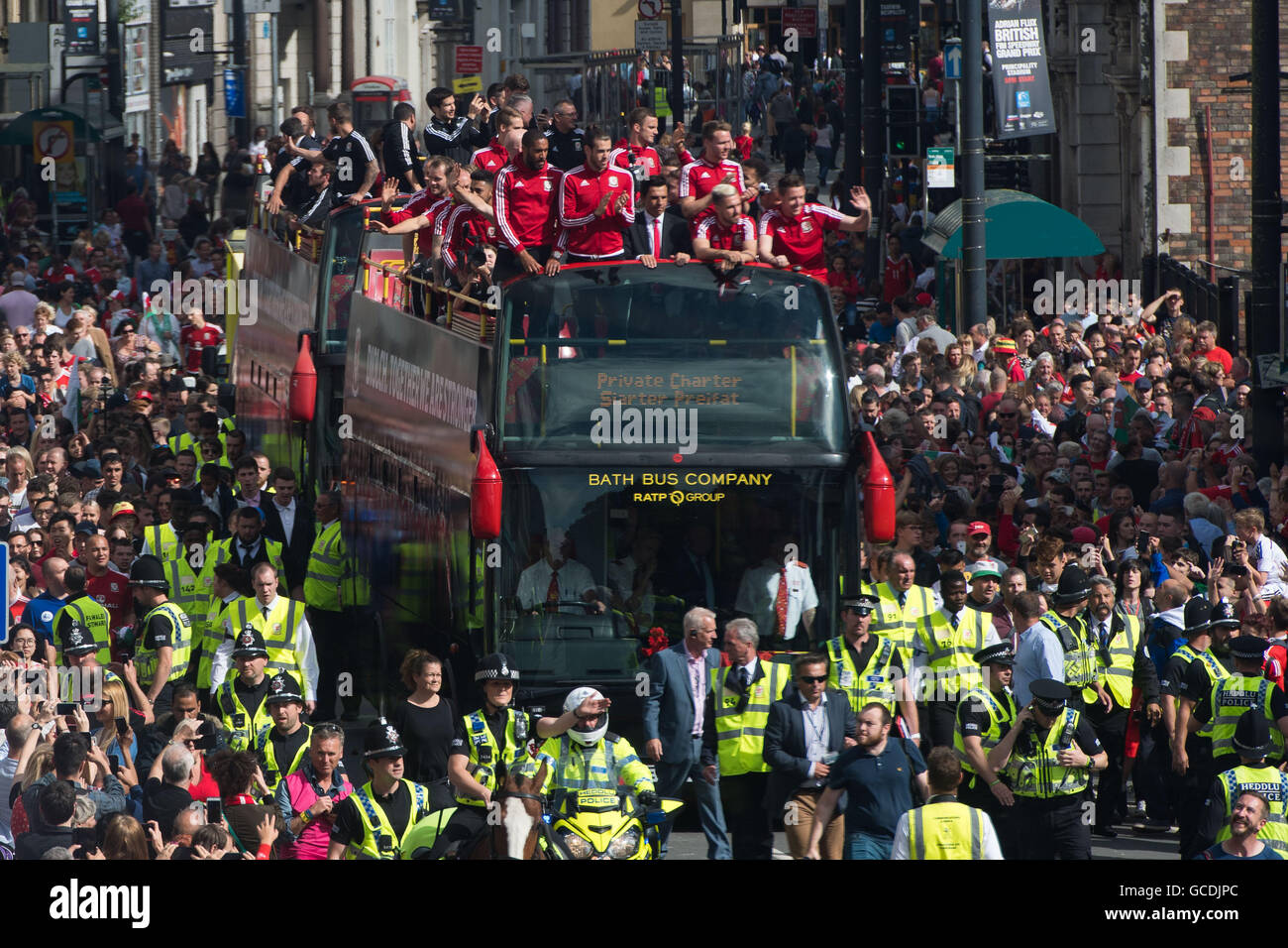 Il Welsh football team sono accolti a casa con una celebrazione pubblica evento in Cardiff dopo aver raggiunto le semifinali di Euro 2016 Foto Stock Il Welsh football team sono accolti a casa con una celebrazione pubblica evento in Cardiff dopo aver raggiunto le semifinali di Euro 2016 Foto Stock