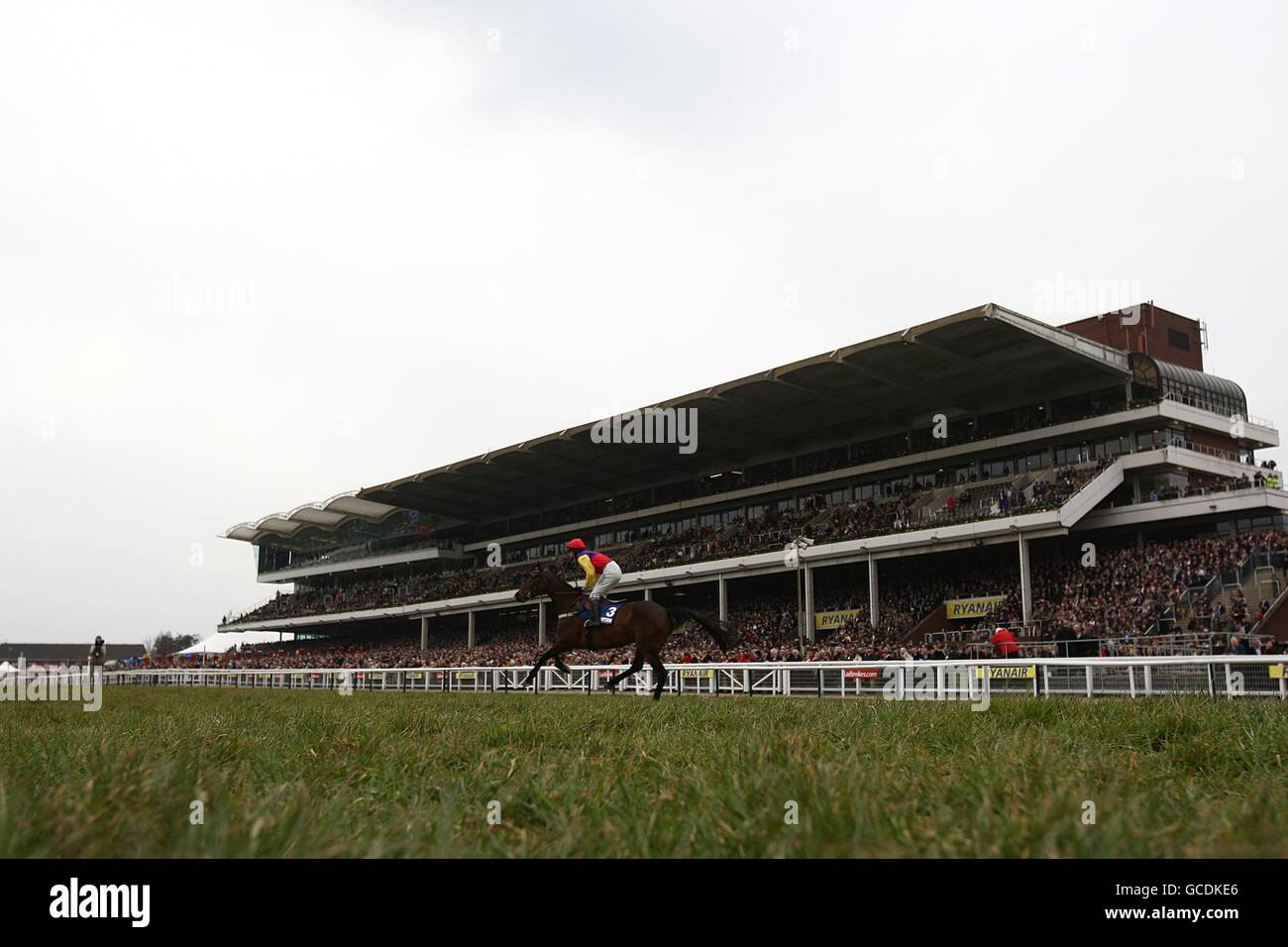Hey Big Spender guidato da Joe Tizzard va a postare davanti al grande stand Foto Stock