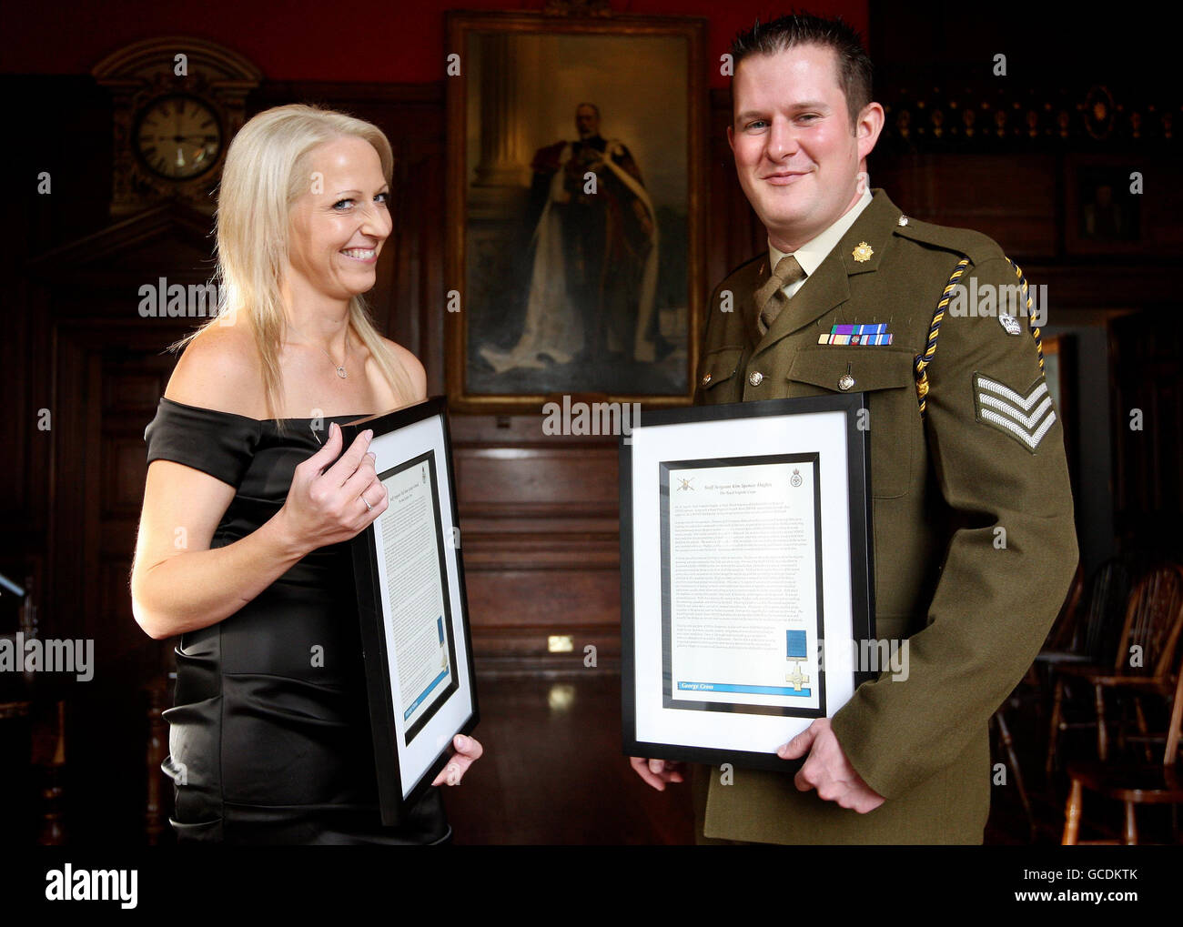 Christina Schmid, la vedova dello staff Sergeant OLAF Schmid, e dello staff Sergeant Kim Hughes, tengono le loro George Cross Citations, che sono state premiate in una cerimonia presso la sede dell'onorevole Artillery Company, nella città di Londra. Foto Stock