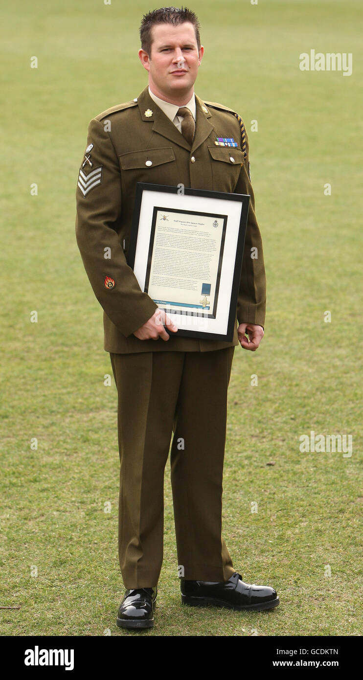 Staff il sergente Kim Hughes tiene la sua citazione di George Cross, che è stata assegnata ad una cerimonia presso la sede della Honourable Artillery Company, nella città di Londra. Foto Stock