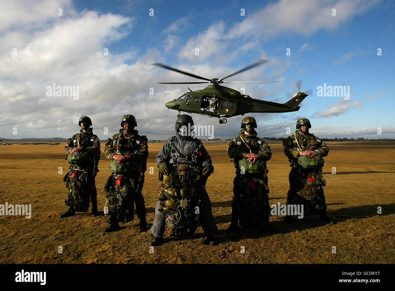 I membri dell'elite Irlandese Defense Forces Army Ranger Wing (ARW) tengono una giornata dimostrativa nel campo dell'Esercito di Curragh per celebrare l'occasione del trentesimo anniversario dell'inizio dell'ala. Foto Stock