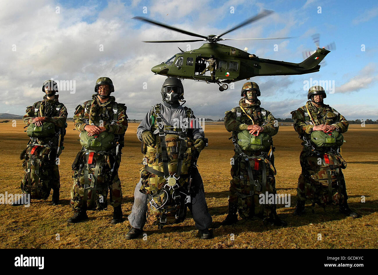 I membri dell'elite Irlandese Defense Forces Army Ranger Wing (ARW) tengono una giornata dimostrativa nel campo dell'Esercito di Curragh per celebrare l'occasione del trentesimo anniversario dell'inizio dell'ala. Foto Stock