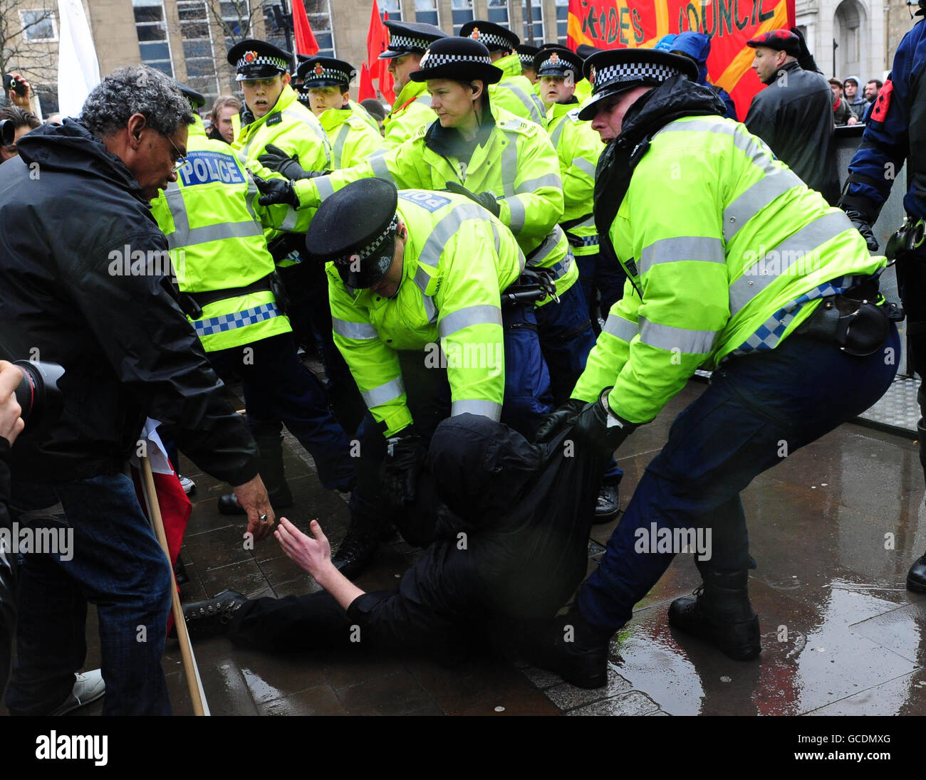 I manifestanti di Unite contro il fascismo si scontrano con la polizia durante una contromondimostrazione contro un rally della Lega della Difesa inglese nel centro di Bolton. Foto Stock