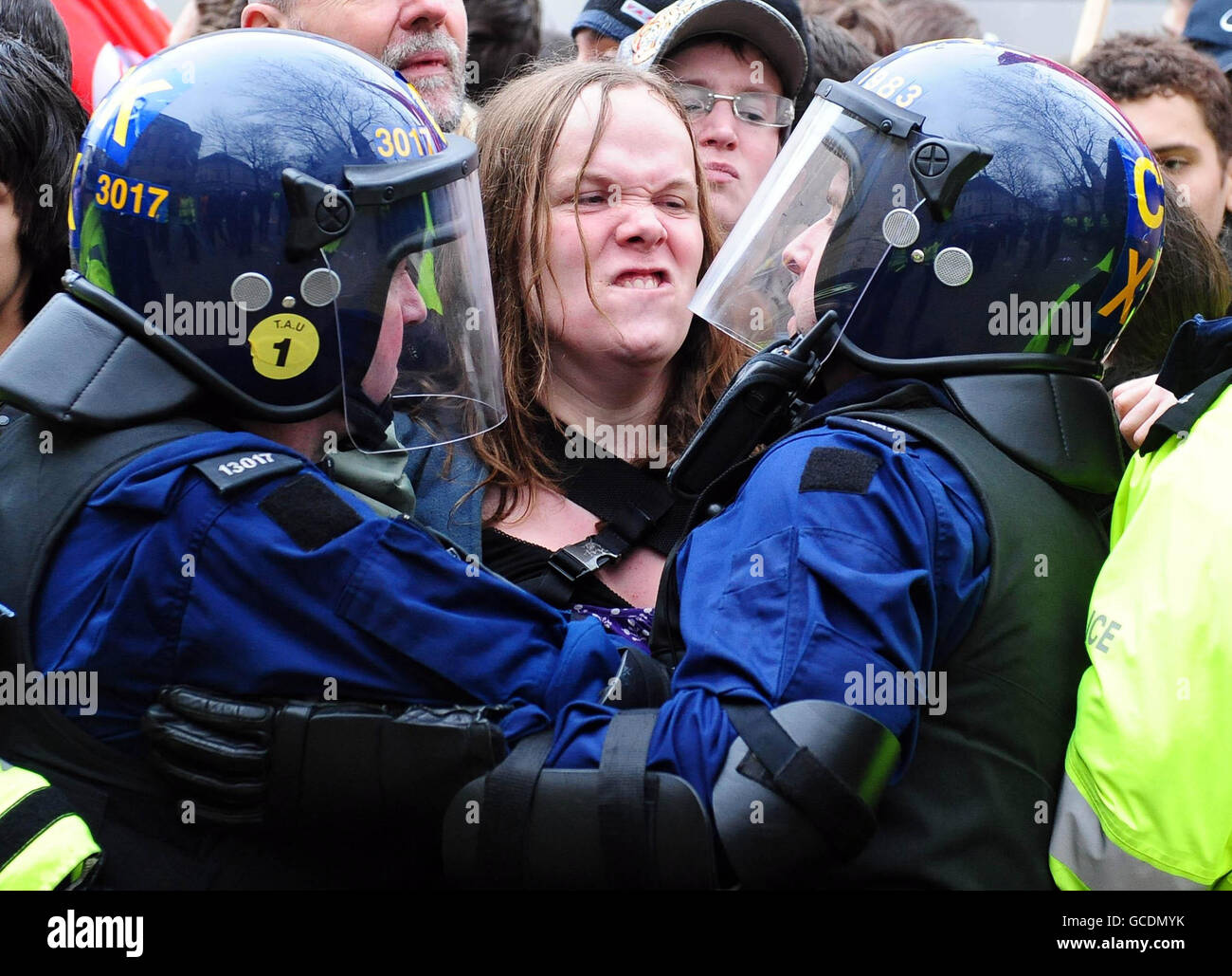 I manifestanti di Unite contro il fascismo si scontrano con la polizia durante una contromondimostrazione contro un rally della Lega della Difesa inglese nel centro di Bolton. Foto Stock