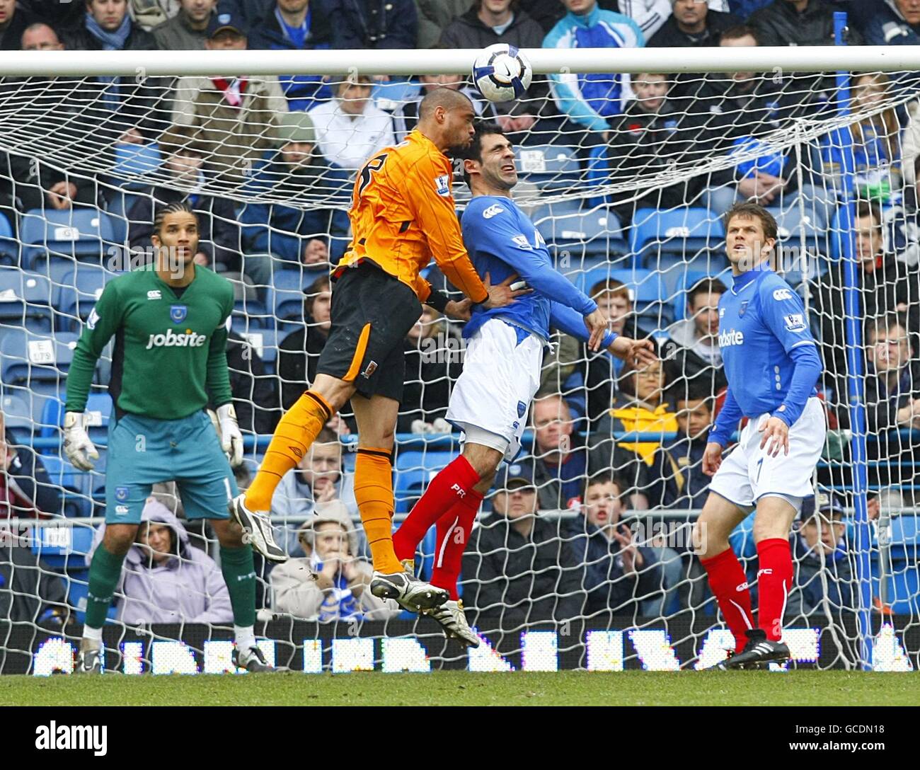 Hull City's Caleb Folan (centro a sinistra) e Porstmouth's Ricardo Rocha (centro a destra) battaglia per la palla Foto Stock