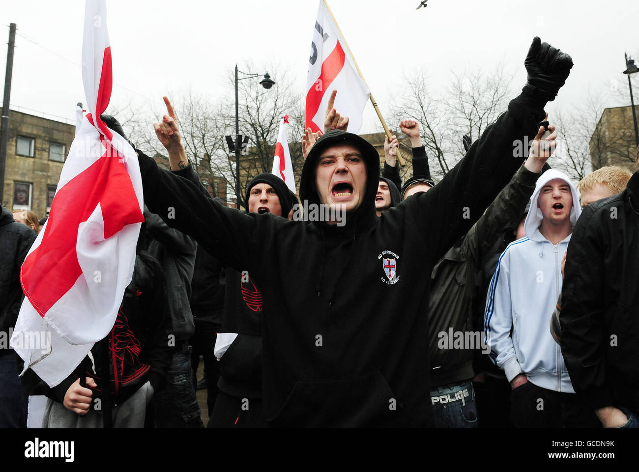 Un sostenitore della Lega della Difesa inglese fa gesti al gruppo Unito contro il fascismo durante una protesta nel centro di Bolton. Foto Stock