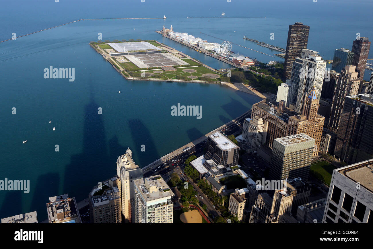 Ombre di grattacieli in Chicago compreso il John Hancock Center sono espressi su Lake Shore Drive e il Navy Pier Foto Stock