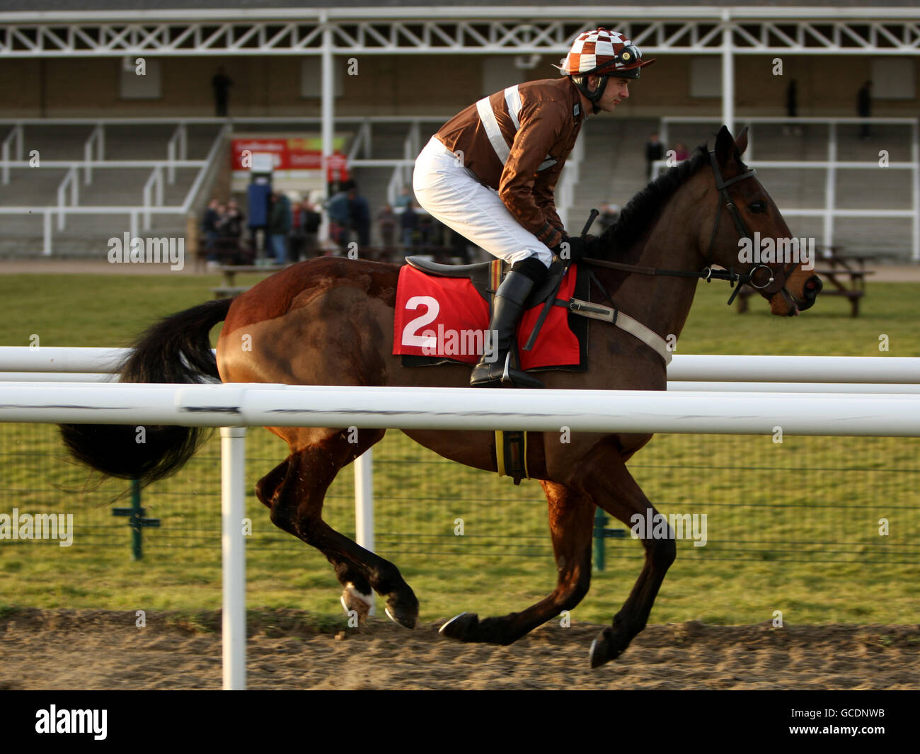 Corse di cavalli - il Grimthorpe Chase Meeting sportingbet.com - giorno uno - Ippodromo di Doncaster. Il jockey Robert Walford su Sheriff Hutton va a postare nel Sportingbet.com handicap Chase Foto Stock