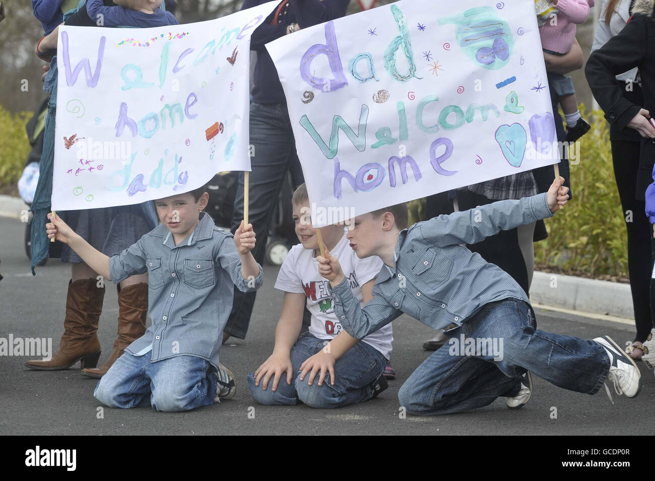 I bambini si accingono a casa bandiere di benvenuto, mentre le truppe del 26 ingegnere regiment tornano a Swinton Barracks, vicino a Tidworth, nel Wiltshire, dopo il loro tour della Provincia di Helmand, in Afghanistan. Foto Stock