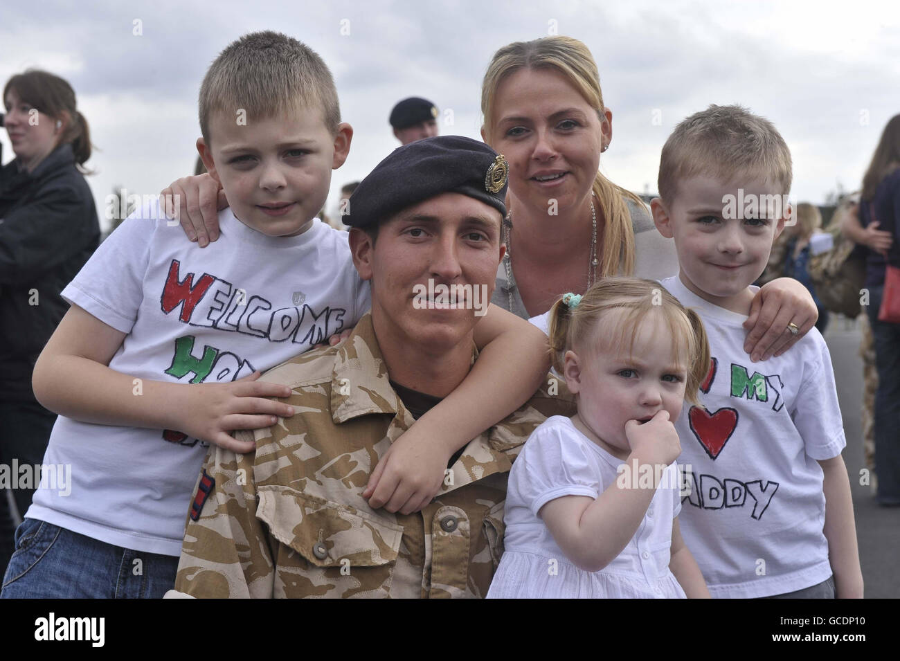 Sapper Jonathan Hill, 22 anni, con la moglie Joanne Hill, 29 figli Jaiden, sette (a sinistra), Katie, due e Bailey, Cinque, come truppe del 26 Regiment ingegnere tornare a Swinton Barracks, vicino a Tidworth, nel Wiltshire dopo il loro tour della provincia di Helmand, Afghanistan. Foto Stock