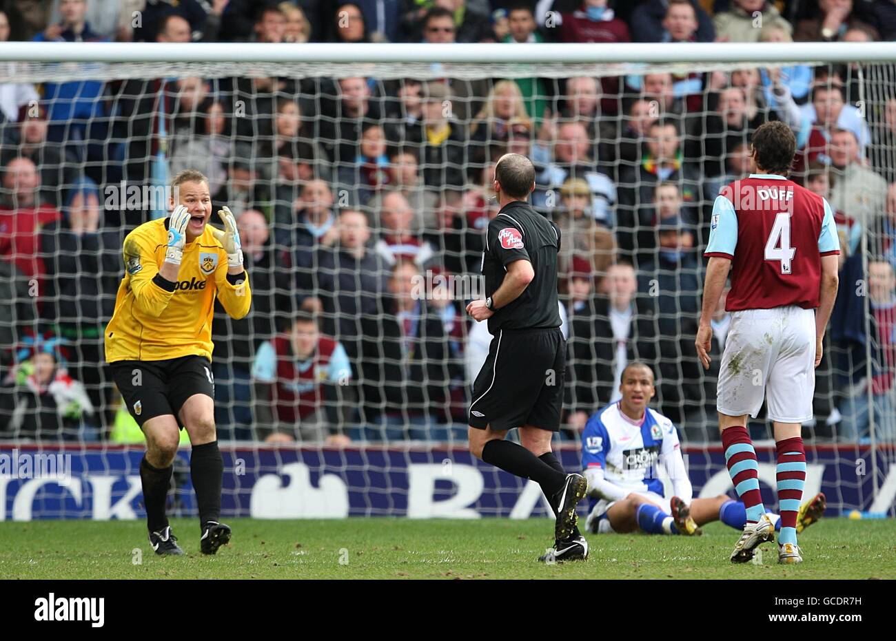 Brian Jensen, portiere di Burnley (a sinistra), guarda in incredulità come arbitro Mike Dean indica il punto di penalità dopo un fallo Martin Olsson di Blackburn Rovers Foto Stock