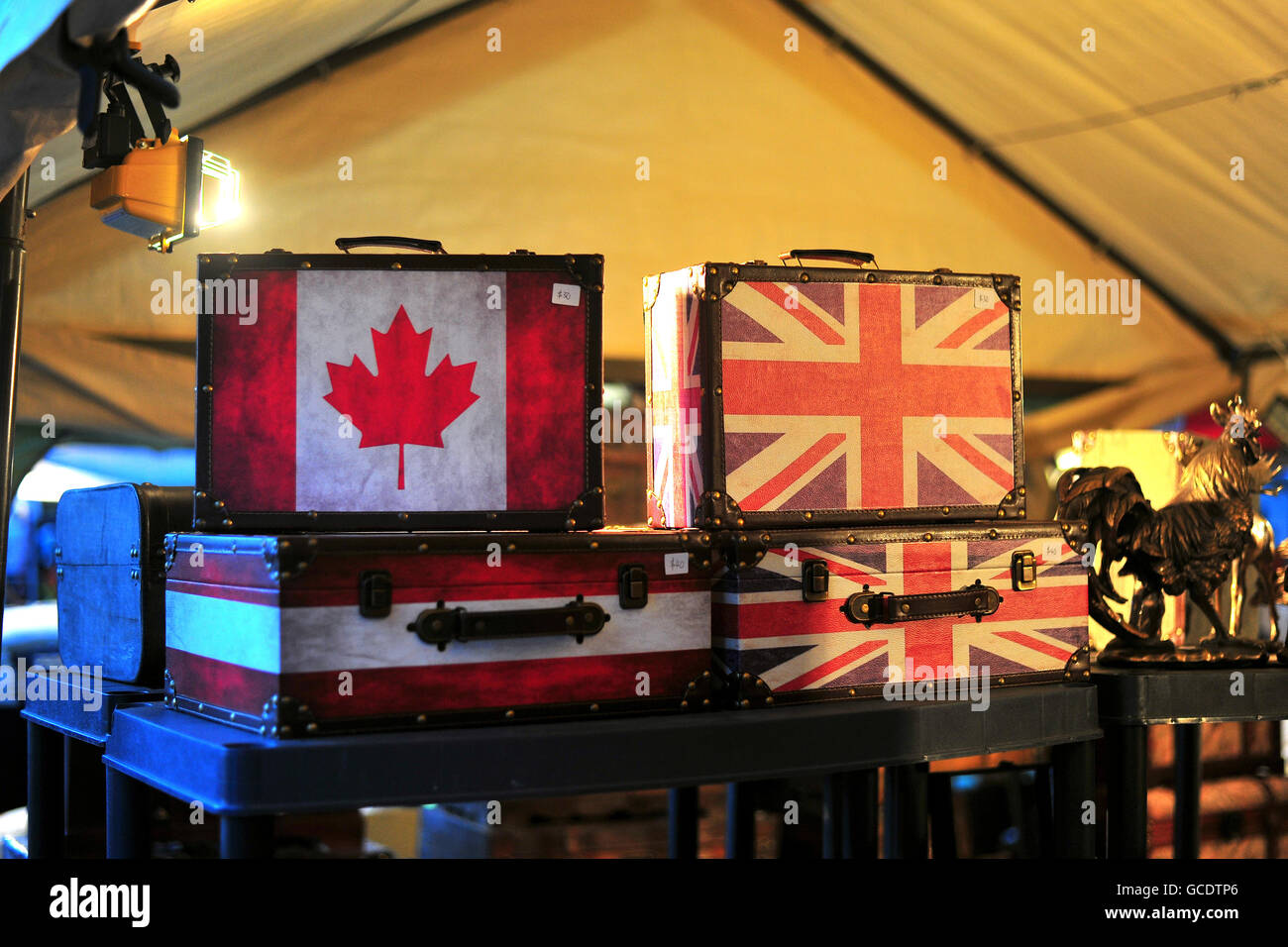 British e bandiera canadese valigie per la vendita in un festival nella città canadese di London, Ontario. Foto Stock