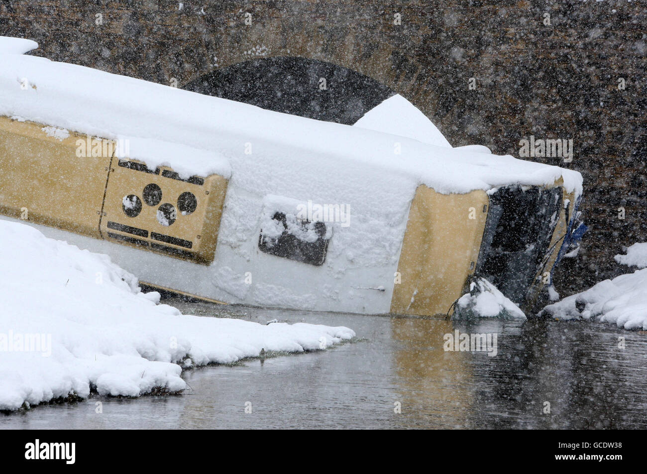 La scena sulla A73 vicino a Wiston in Scozia dopo un pullman che trasportava scolari lasciò la strada e si schiantò in acqua. Foto Stock