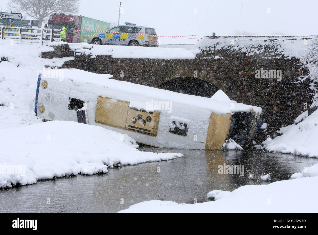 La scena sulla A73 vicino a Wiston in Scozia dopo un pullman che trasportava scolari lasciò la strada e si schiantò in acqua. Foto Stock