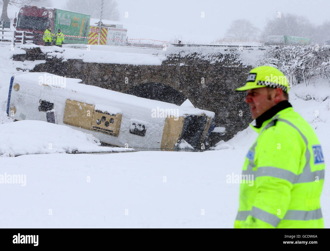 La scena sulla A73 vicino a Wiston in Scozia dopo un pullman che trasportava scolari lasciò la strada e si schiantò in acqua. Foto Stock