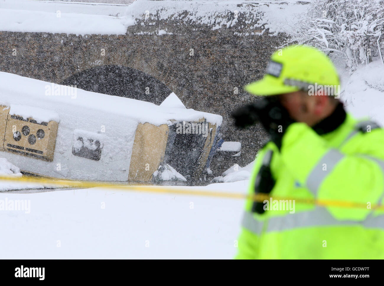 La scena sulla A73 vicino a Wiston in Scozia dopo un pullman che trasportava scolari lasciò la strada e si schiantò in acqua. Foto Stock