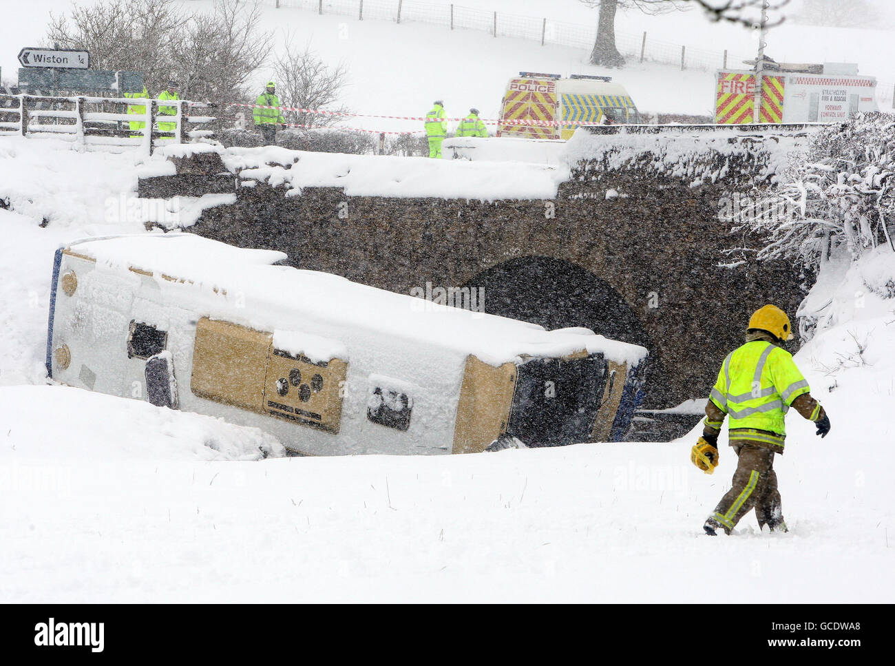 La scena sulla A73 vicino a Wiston in Scozia dopo un pullman che trasportava scolari lasciò la strada e si schiantò in acqua. Foto Stock