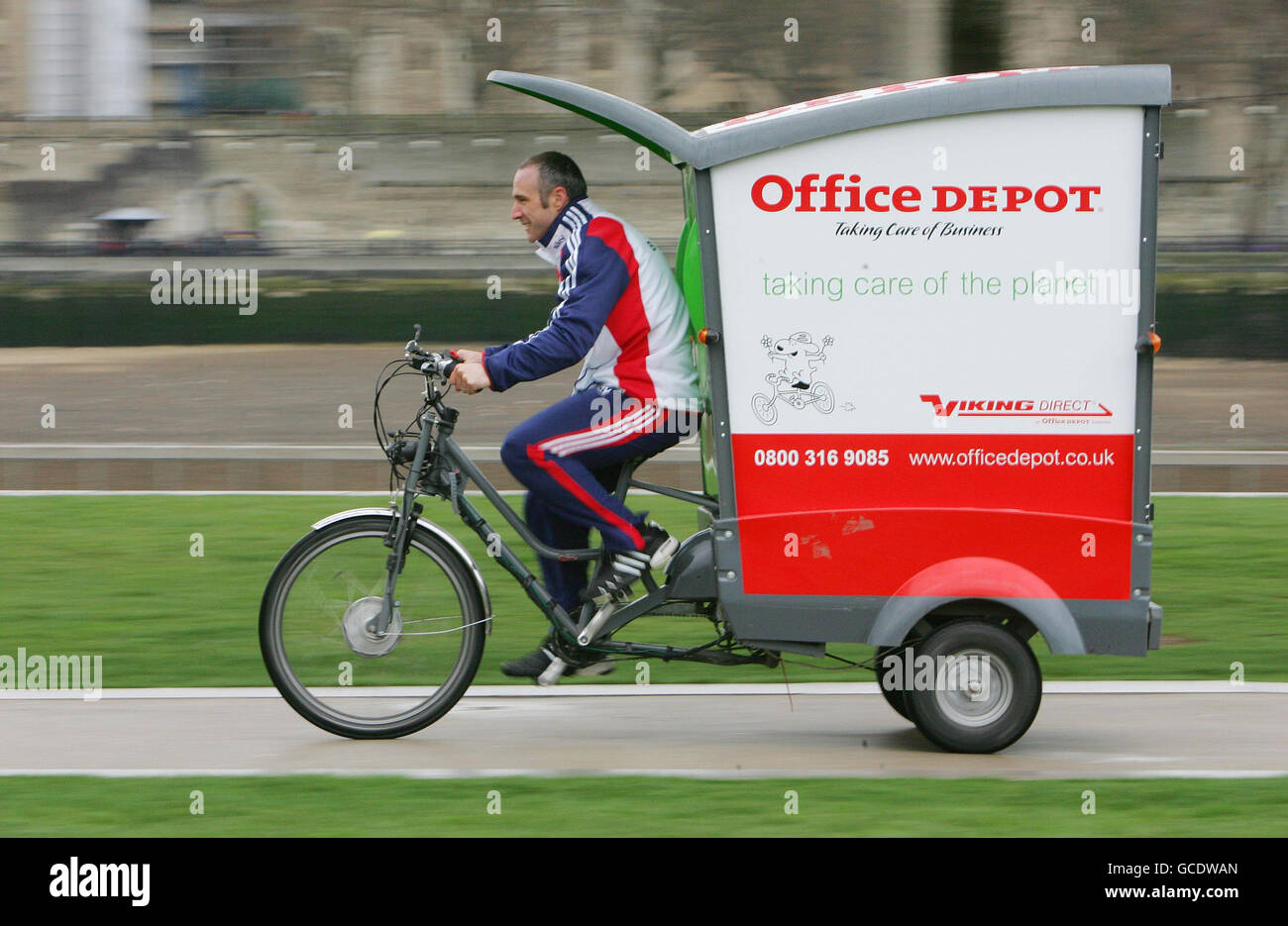 Il ciclista olimpico Jamie staff lancia i nuovi cicli di carico di Office Depot a Potters Fields, Londra. Foto Stock