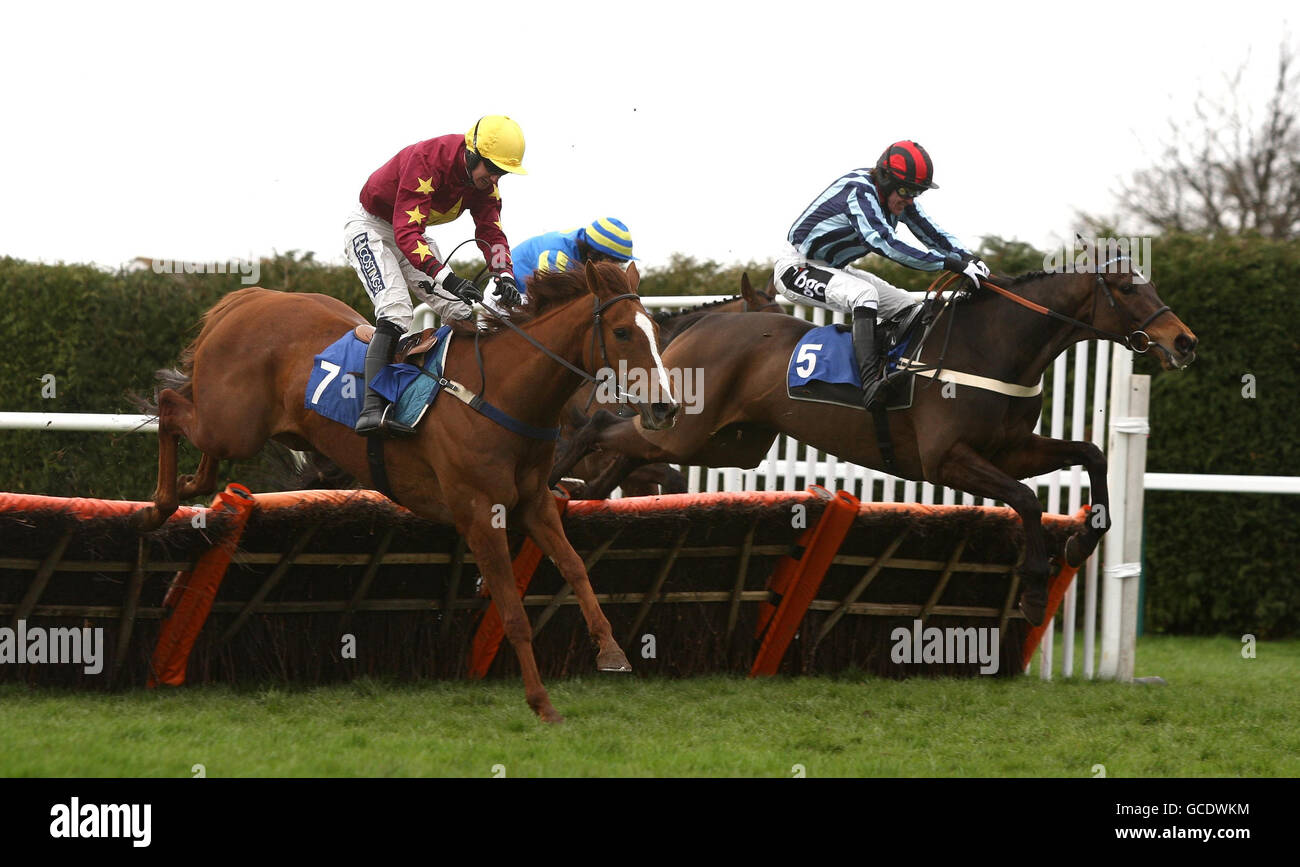 Ring for Time guidato da William Kennedy salta l'ultimo davanti a Shakalakaboomboom riden di Tony McCoy per andare avanti e vincere la Lindley Catering 'National Hunt' Novices' corsa di ostacoli all'ippodromo di Hereford, Hereford. Foto Stock