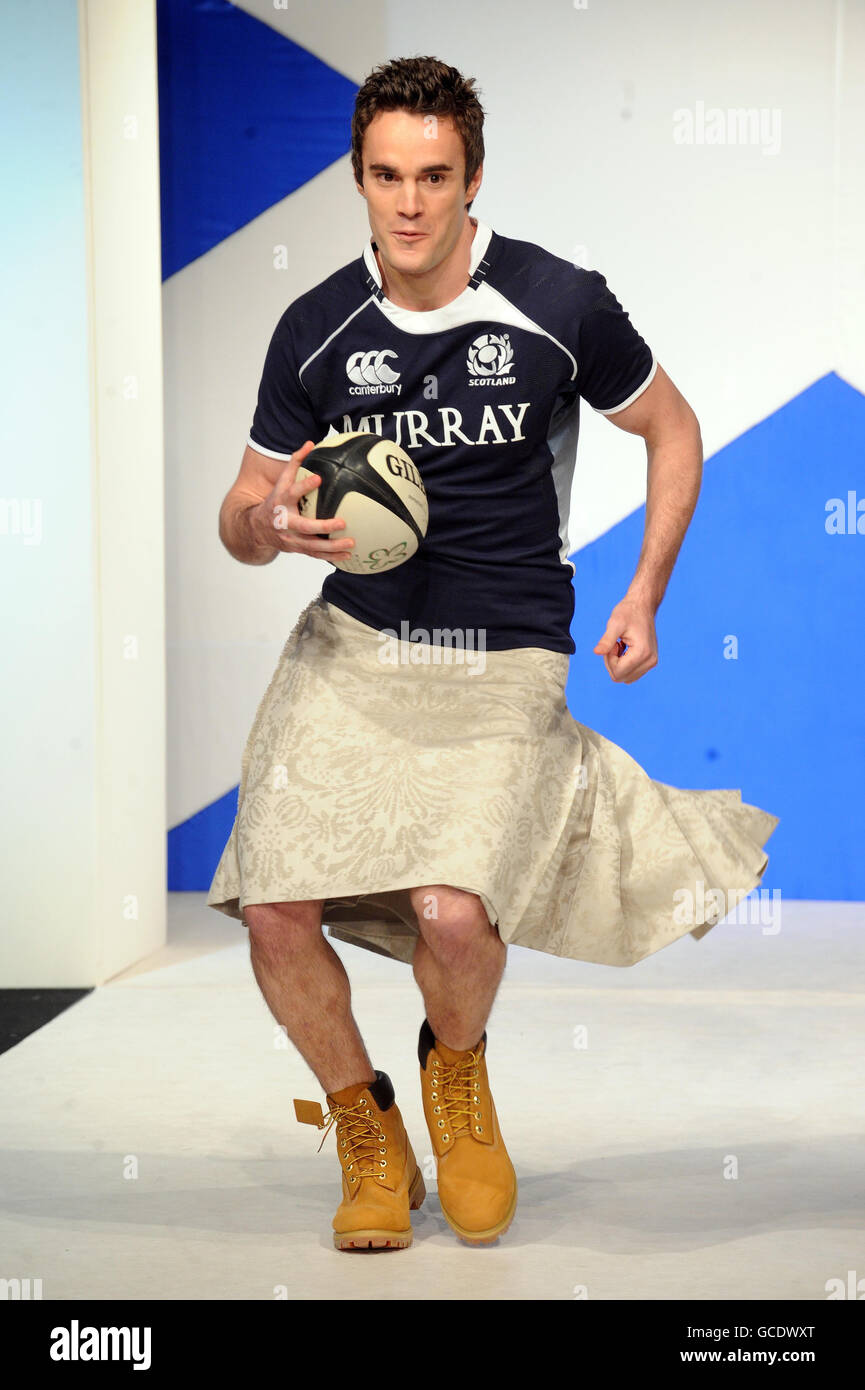 RITRASMISSIONE che corregge l'ortografia di Evans. Il giocatore scozzese di rugby Thom Evans cammina sulla pista all'ottavo annuale Charity Fashion Show "Dred to Kilt" presentato da Glenfiddich alla M2 Ultra Lounge di New York, USA. Foto Stock