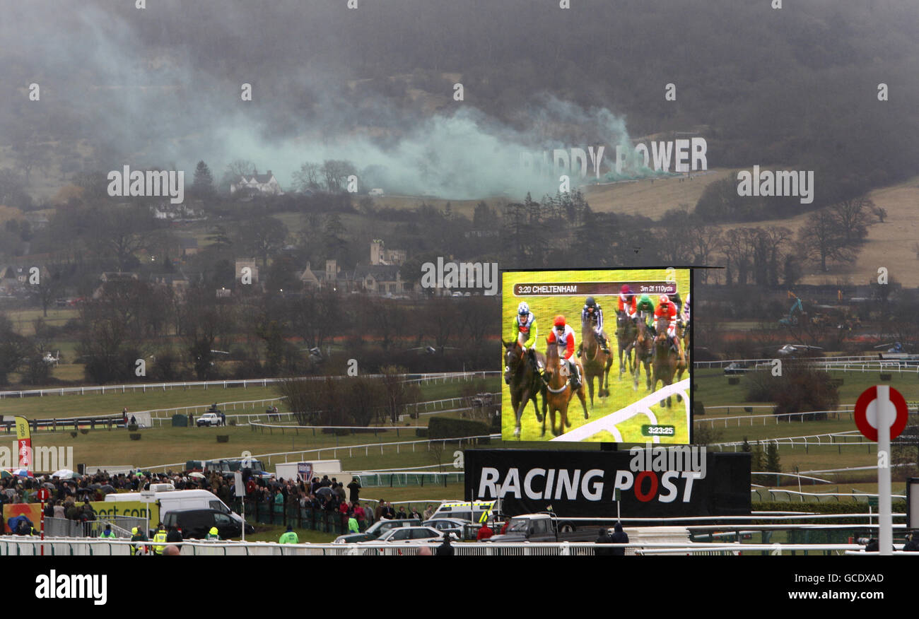 Una vista generale dell'ippodromo di Cheltenham con lo schermo gigante Visualizzazione delle immagini della gara totesport Cheltenham Gold Cup Foto Stock