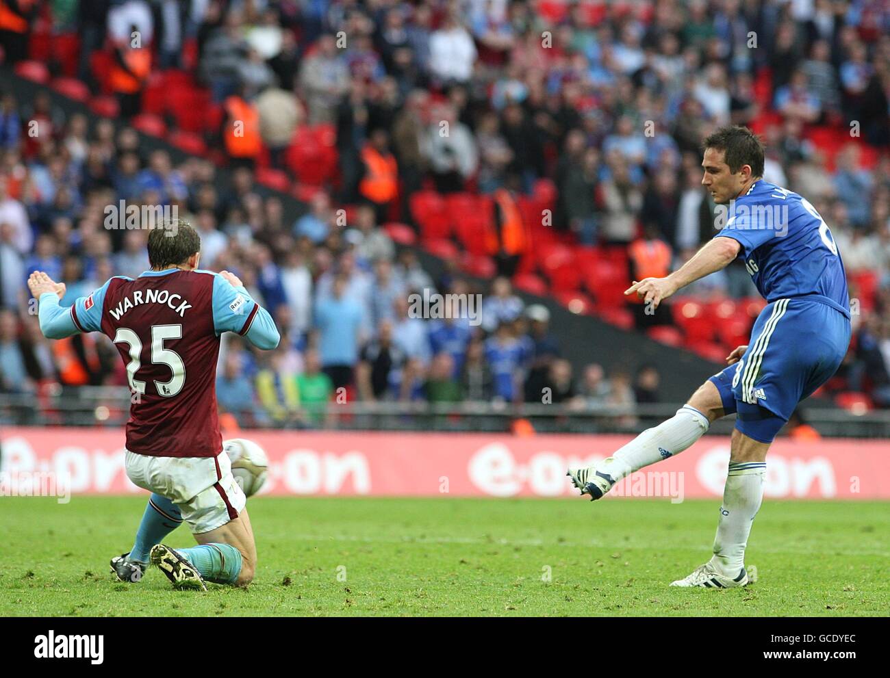 Frank Lampard di Chelsea (a destra) segna il terzo gol dall'interno la casella nell'angolo in basso a destra dell'obiettivo Come Aston Villa Stephen Warnock (a sinistra) cerca di bloccare Foto Stock