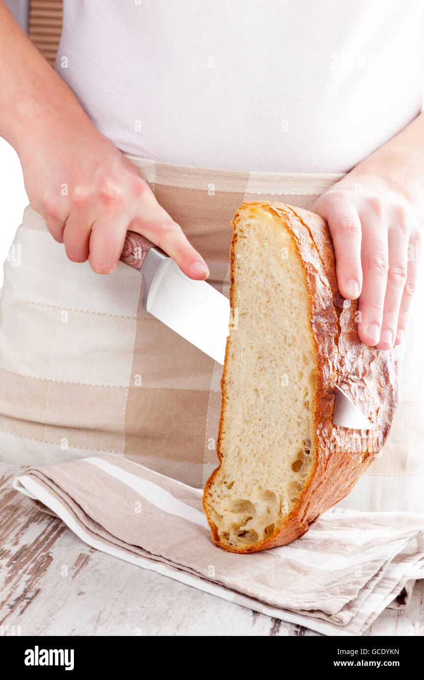 Baker holding e fresco di taglio fatto pane isolati su sfondo bianco. Panetteria e Pasticceria. Foto Stock